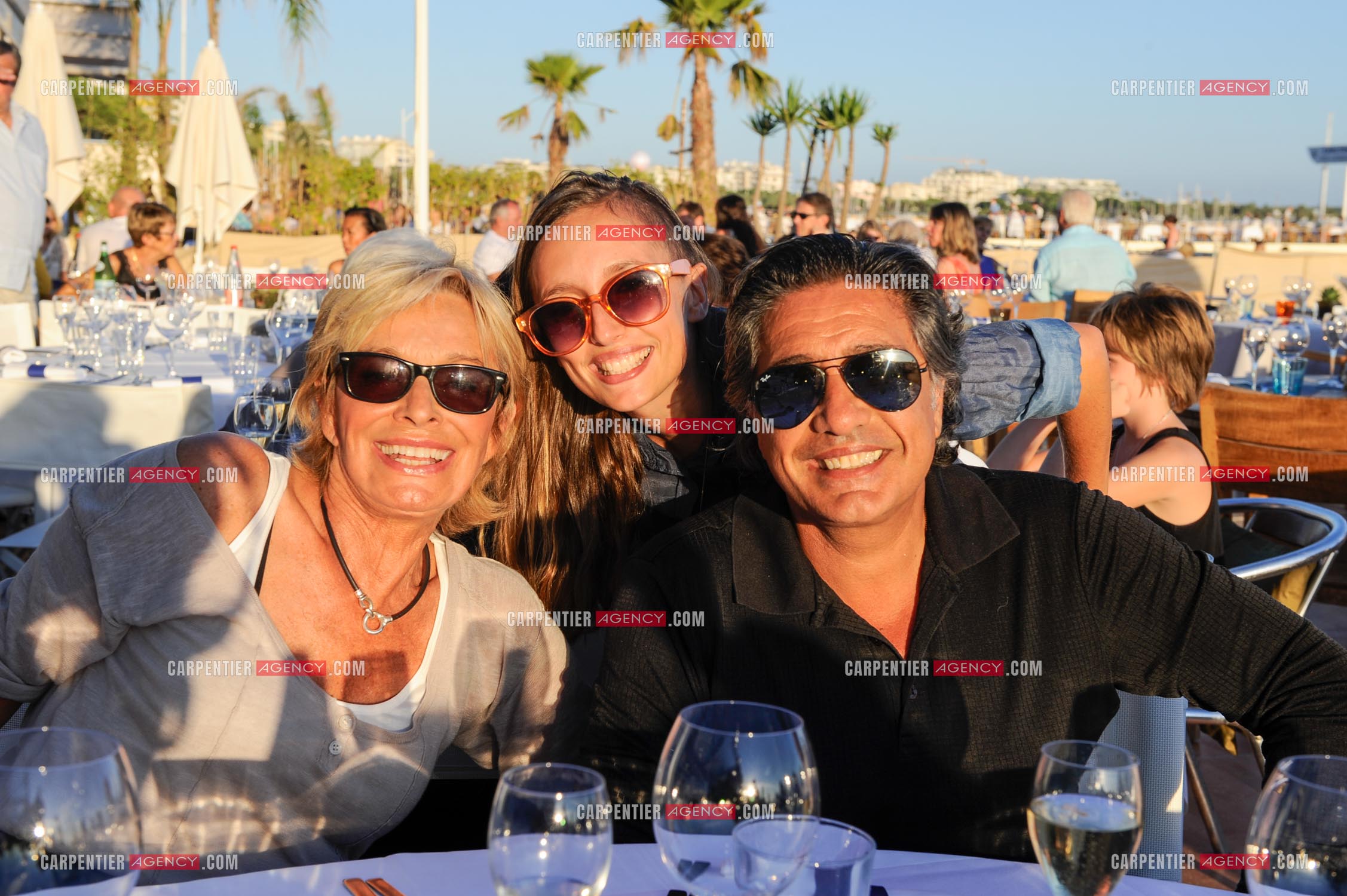 Le chanteur Frédéric François lors de ses vacances en famille dans sa résidence secondaire d'Antibes. Frédéric et sa femme Monique entourés de leur fille Victoria pour Dîner en famille sur la plage. ( Exclusif )