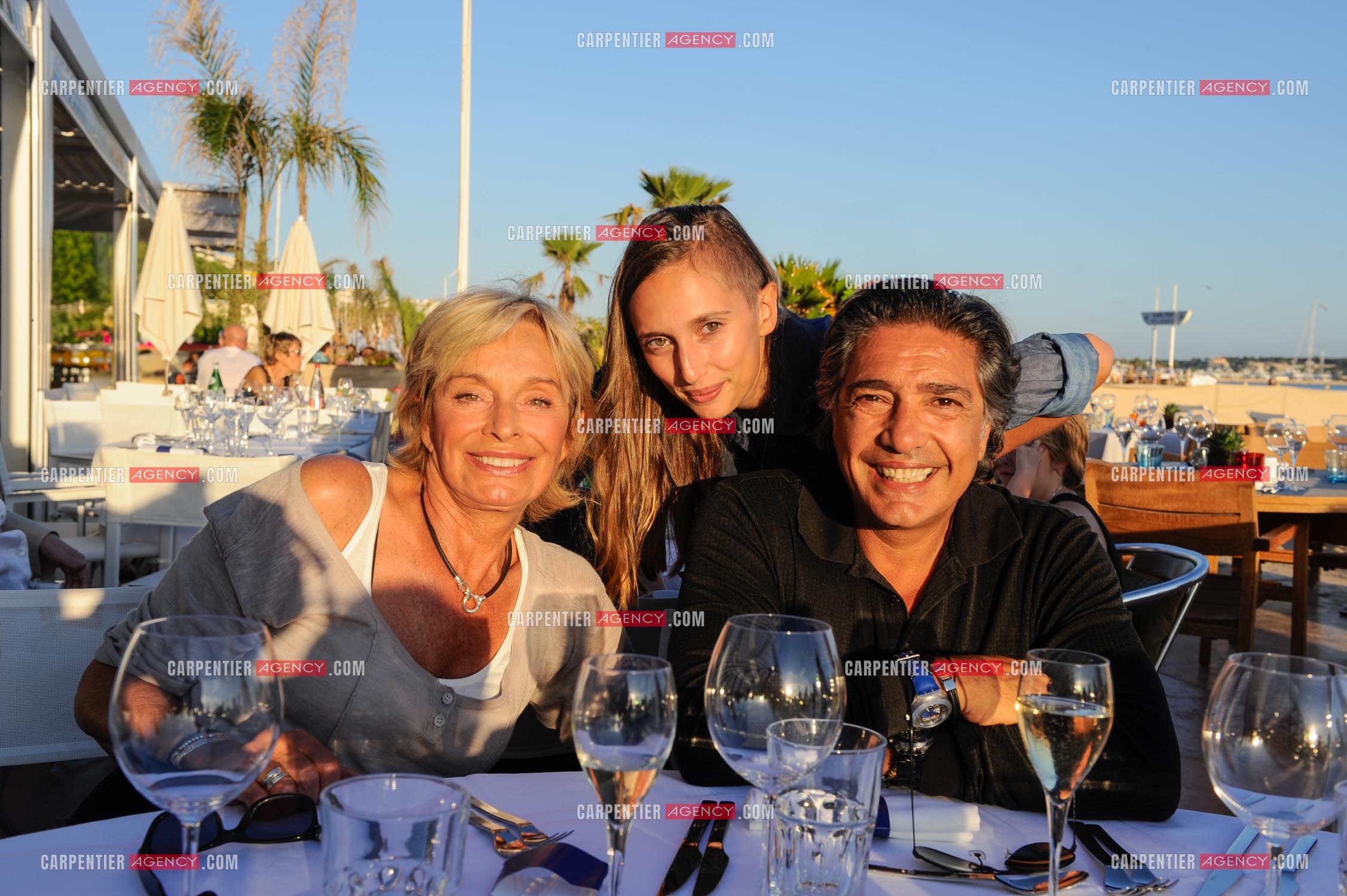 Le chanteur Frédéric François lors de ses vacances en famille dans sa résidence secondaire d'Antibes. Frédéric et sa femme Monique entourés de leur fille Victoria pour Dîner en famille sur la plage. ( Exclusif )