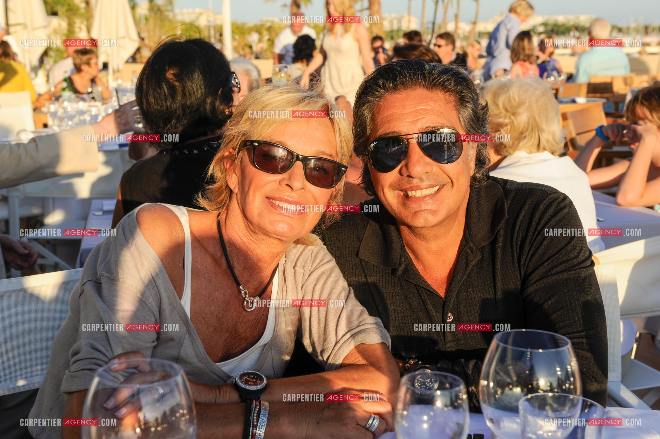 Le chanteur Frédéric François lors de ses vacances en famille dans sa résidence secondaire d'Antibes. Frédéric et sa femme Monique pour Dîner sur la plage. ( Exclusif )