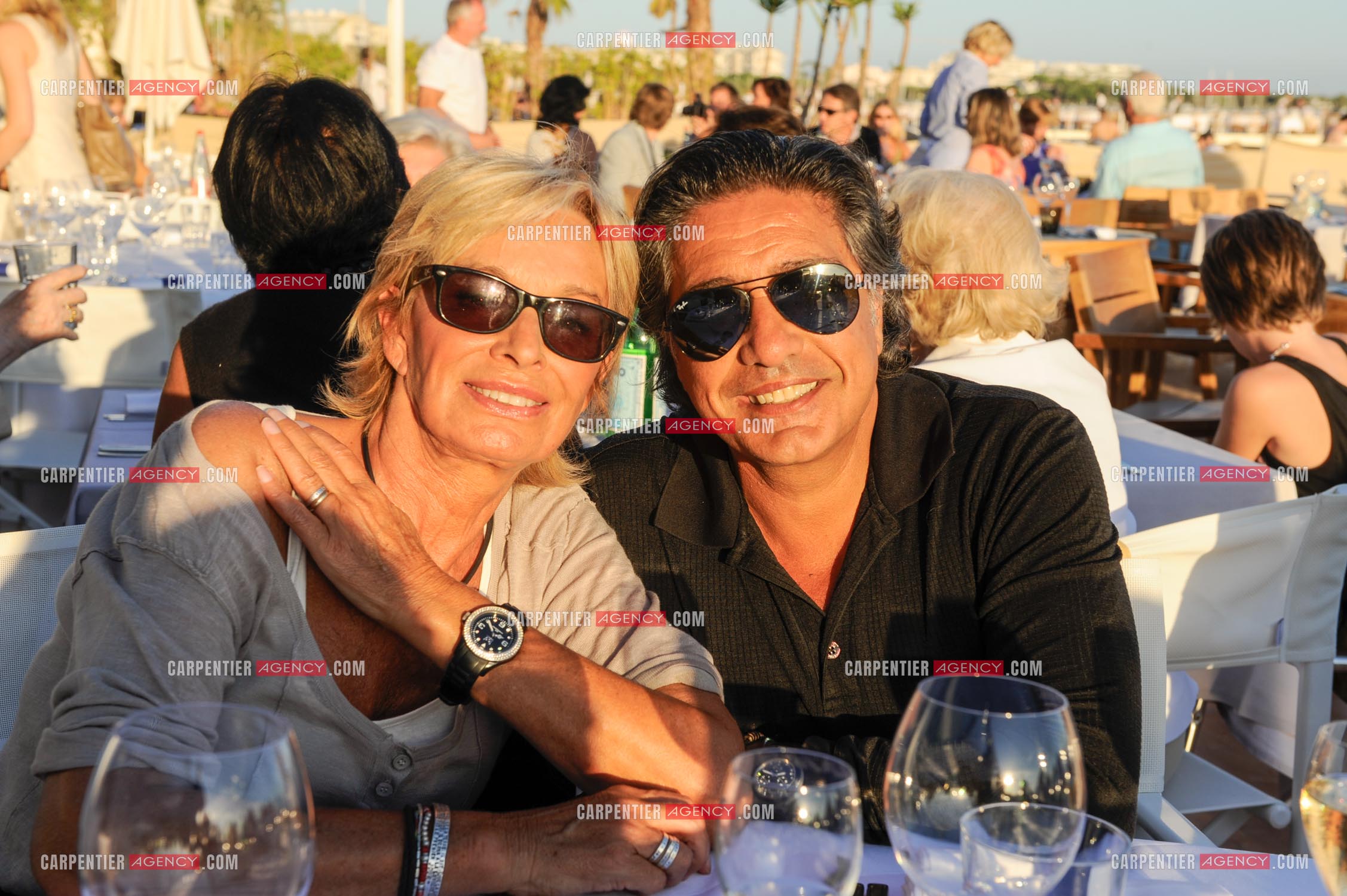 Le chanteur Frédéric François lors de ses vacances en famille dans sa résidence secondaire d'Antibes. Frédéric et sa femme Monique pour Dîner sur la plage. ( Exclusif )