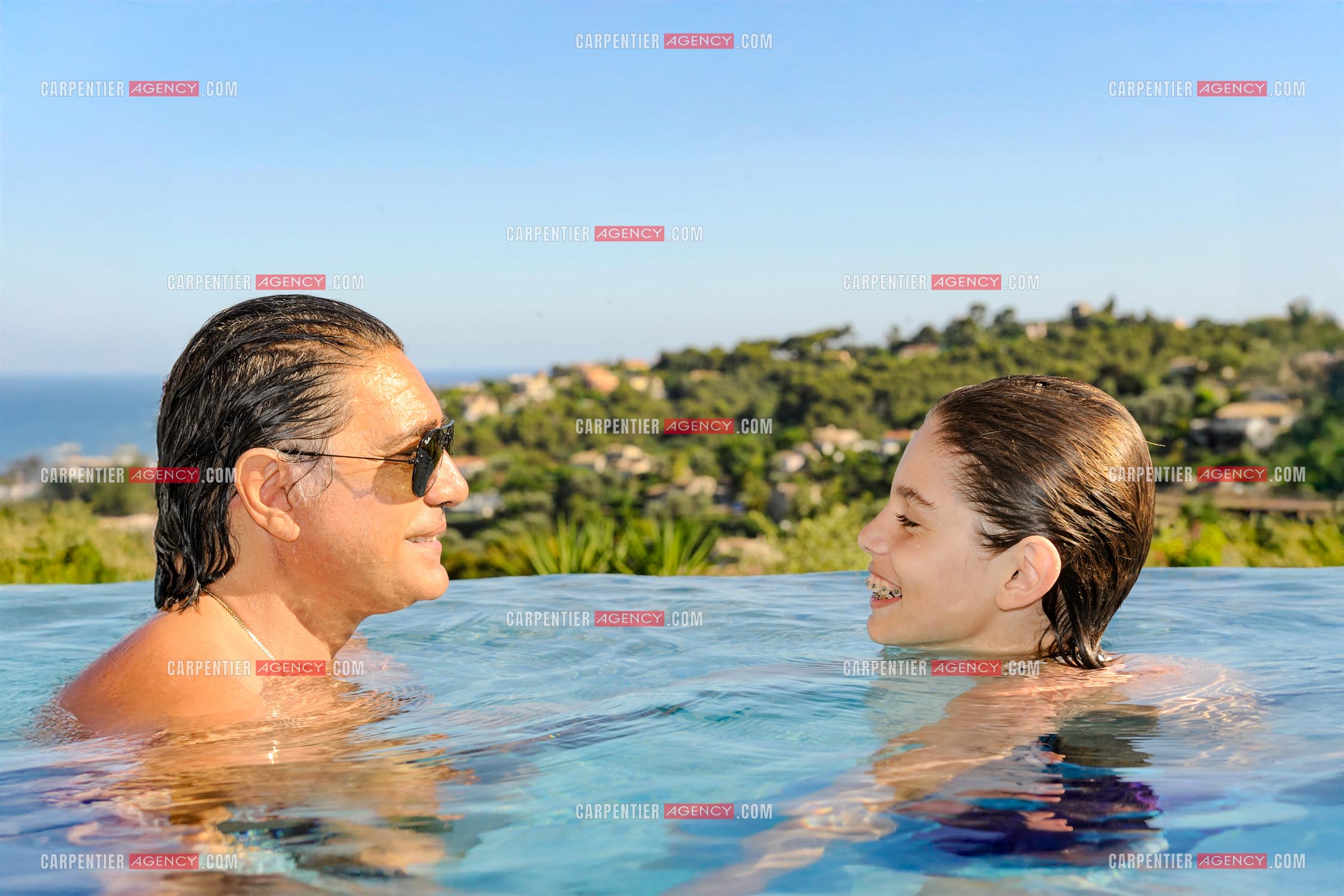 Le chanteur Frédéric François lors de ses vacances en famille dans sa résidence secondaire d'Antibes. Le face à face Frédéric et son petit-fils Matéo. ( Exclusif )