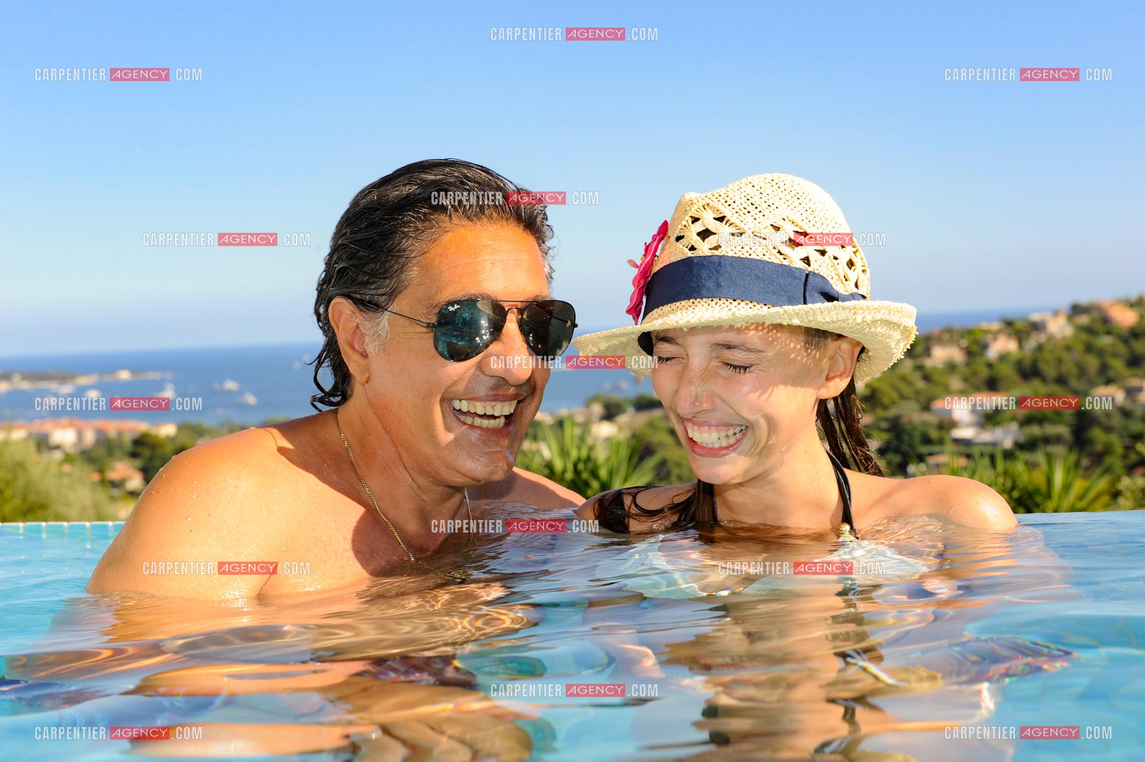 Le chanteur Frédéric François lors de ses vacances en famille dans sa résidence secondaire d'Antibes. Frédéric et sa fille Victoria. ( Exclusif )