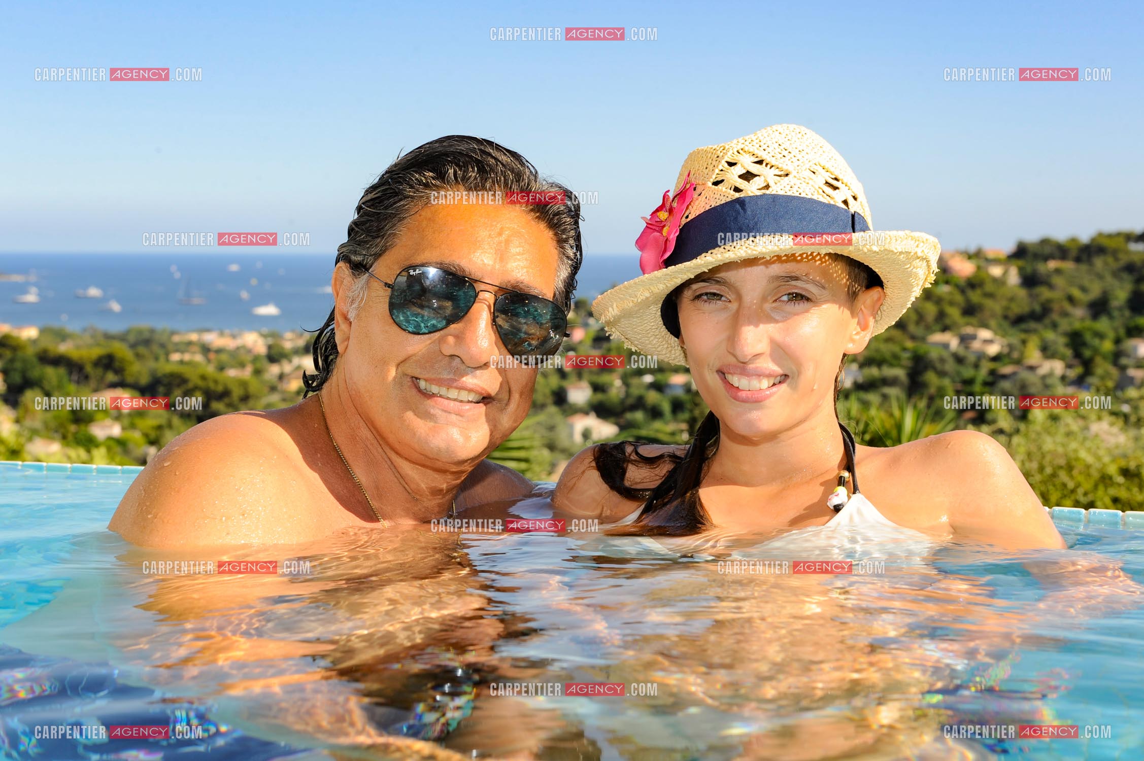 Le chanteur Frédéric François lors de ses vacances en famille dans sa résidence secondaire d'Antibes. Frédéric et sa fille Victoria. ( Exclusif )