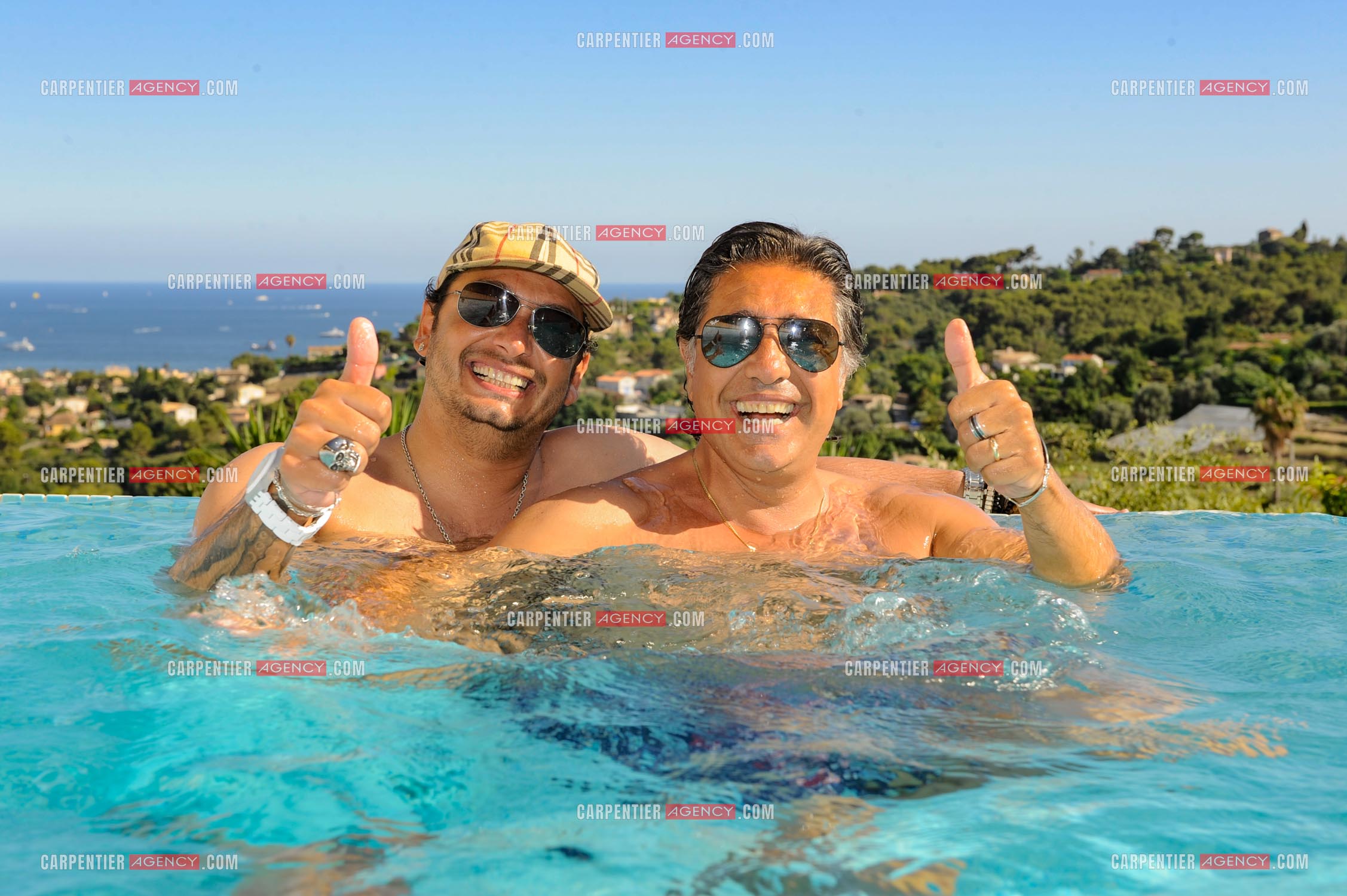 Le chanteur Frédéric François lors de ses vacances en famille dans sa résidence secondaire d'Antibes. Frédéric et son fils Anthony. ( Exclusif )