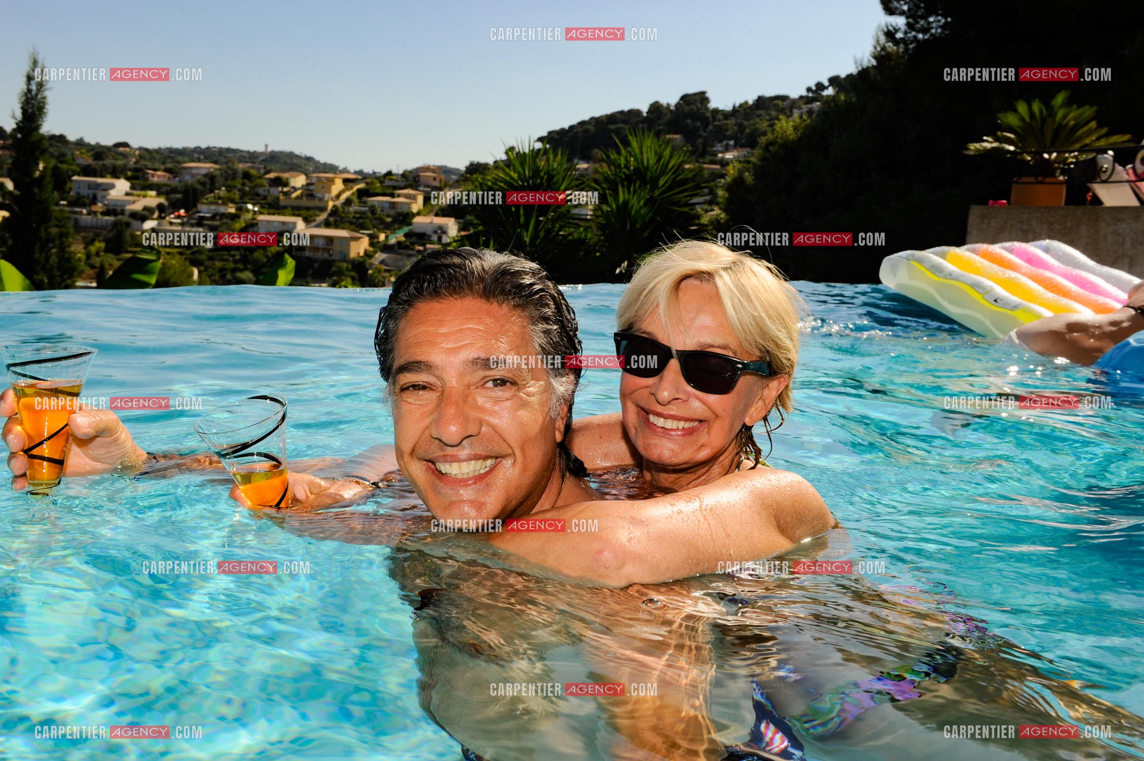 Le chanteur Frédéric François lors de ses vacances en famille dans sa résidence secondaire d'Antibes. Frédéric et sa femme Monique. ( Exclusif )