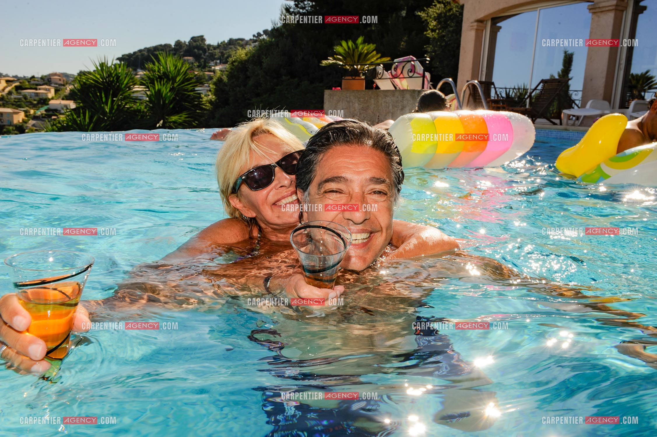 Le chanteur Frédéric François lors de ses vacances en famille dans sa résidence secondaire d'Antibes. Frédéric et sa femme Monique. ( Exclusif )