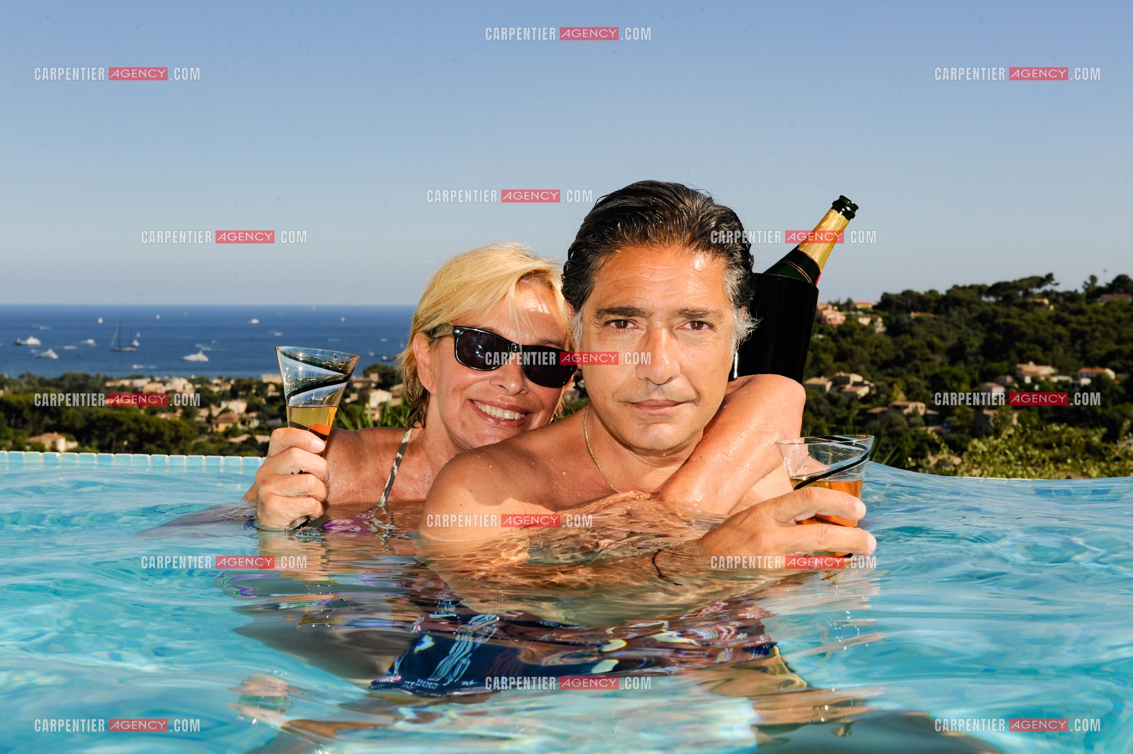 Le chanteur Frédéric François lors de ses vacances en famille dans sa résidence secondaire d'Antibes. Frédéric et sa femme Monique. ( Exclusif )