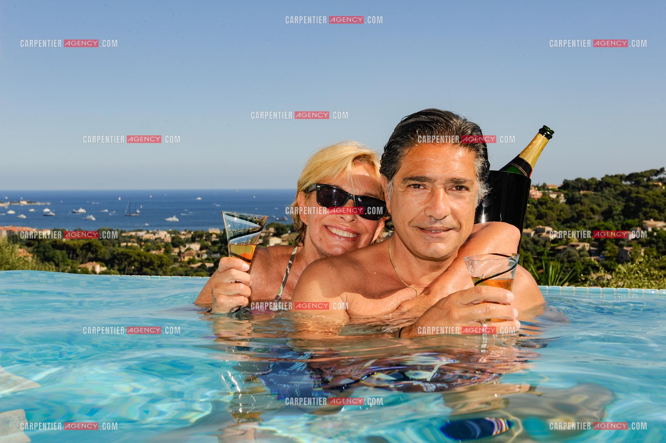 Le chanteur Frédéric François lors de ses vacances en famille dans sa résidence secondaire d'Antibes. Frédéric et sa femme Monique. ( Exclusif )