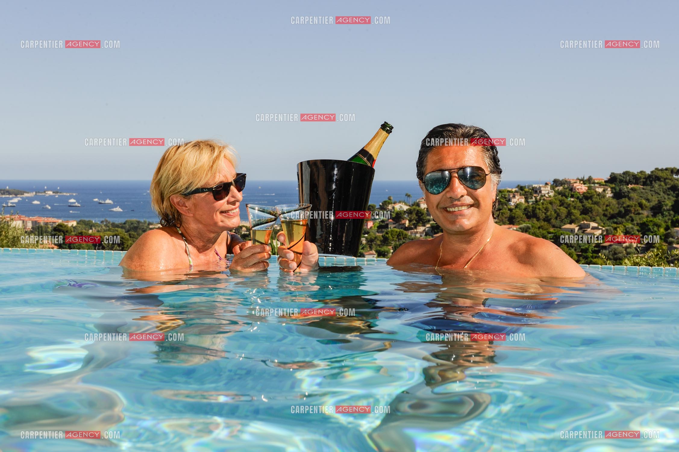 Le chanteur Frédéric François lors de ses vacances en famille dans sa résidence secondaire d'Antibes. Frédéric et sa femme Monique. ( Exclusif )