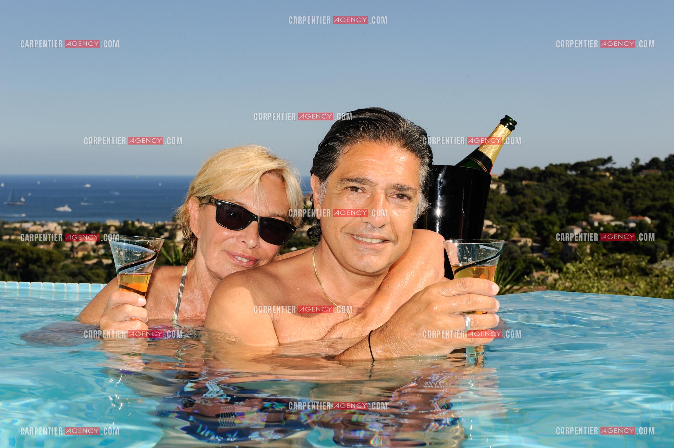 Le chanteur Frédéric François lors de ses vacances en famille dans sa résidence secondaire d'Antibes. Frédéric et sa femme Monique. ( Exclusif )