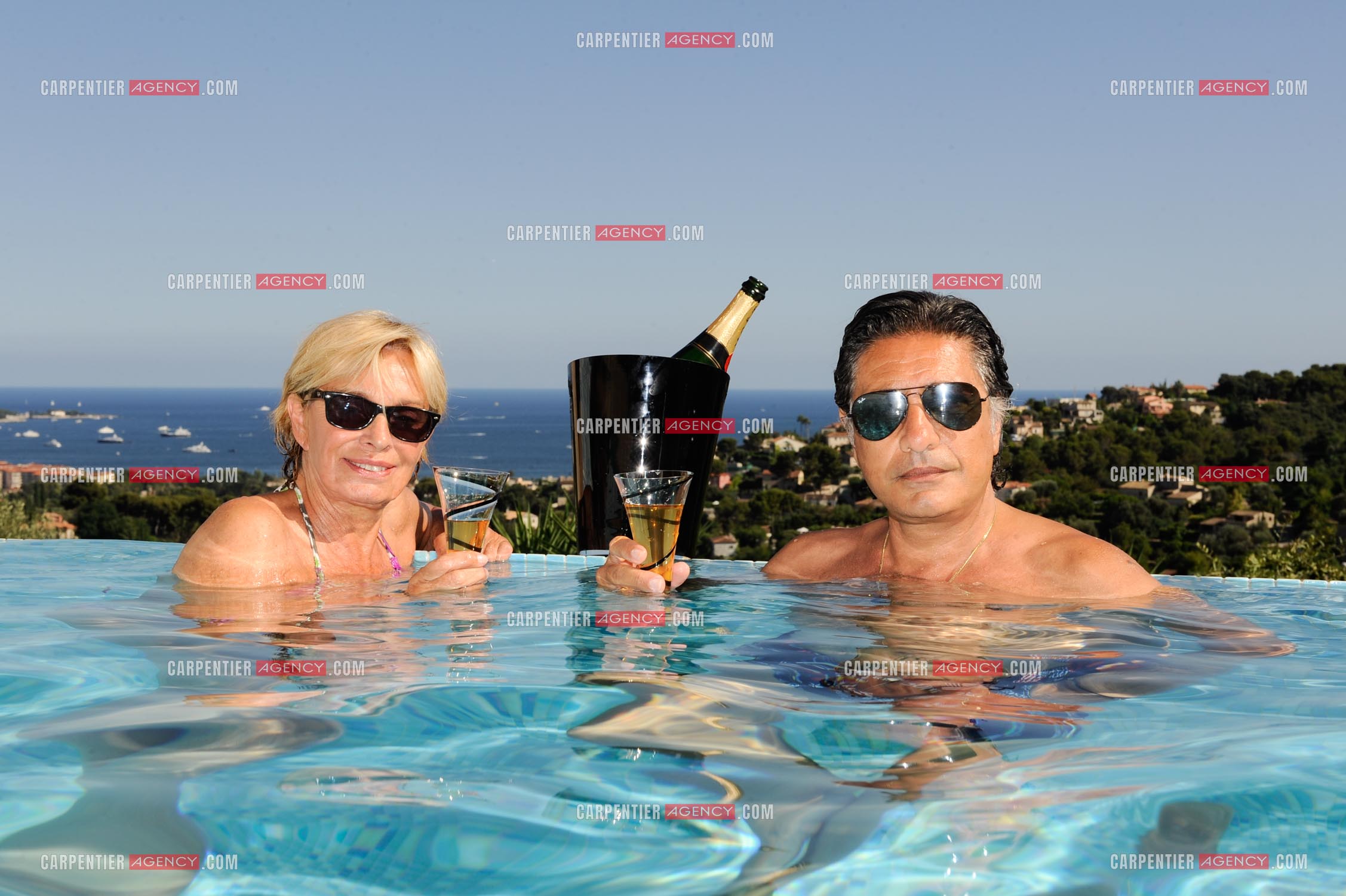 Le chanteur Frédéric François lors de ses vacances en famille dans sa résidence secondaire d'Antibes. Frédéric et sa femme Monique. ( Exclusif )