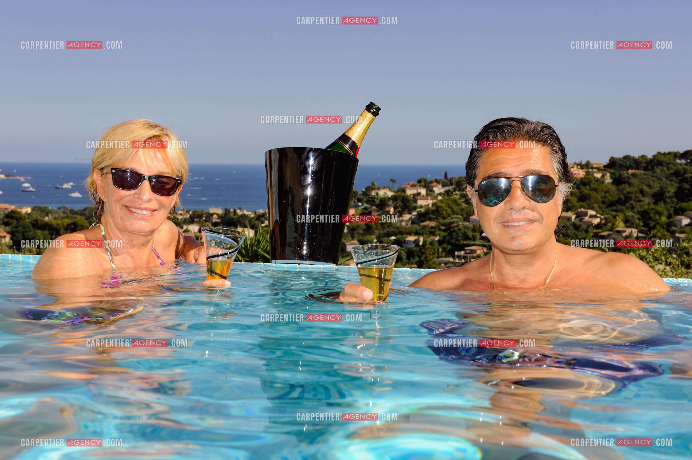 Le chanteur Frédéric François lors de ses vacances en famille dans sa résidence secondaire d'Antibes. Frédéric et sa femme Monique. ( Exclusif )
