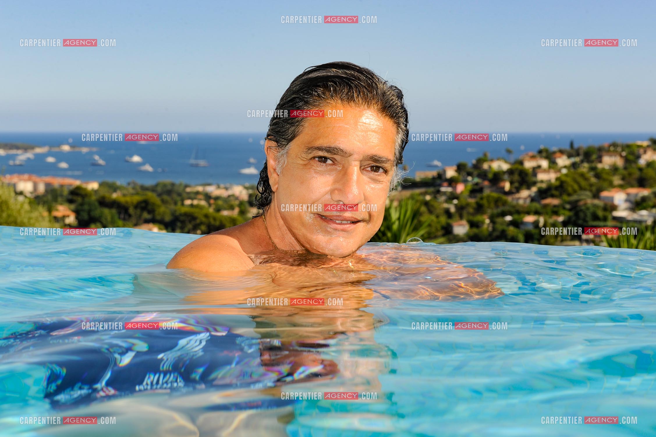 Le chanteur Frédéric François lors de ses vacances en famille dans sa résidence secondaire d'Antibes.  ( Exclusif )