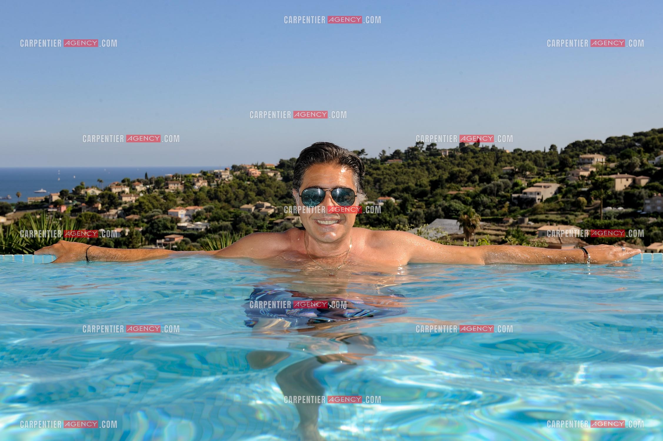 Le chanteur Frédéric François lors de ses vacances en famille dans sa résidence secondaire d'Antibes.  ( Exclusif )