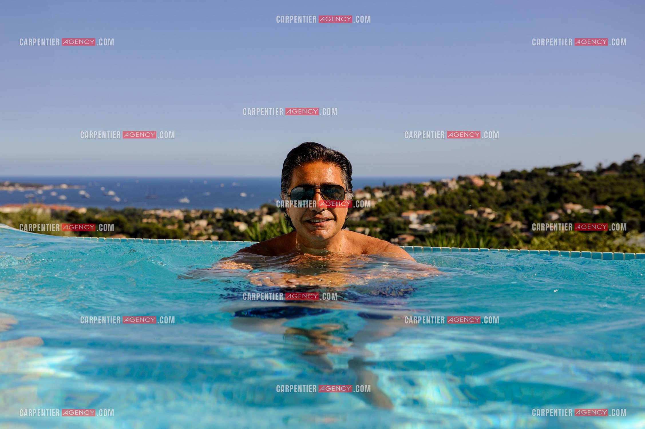 Le chanteur Frédéric François lors de ses vacances en famille dans sa résidence secondaire d'Antibes.  ( Exclusif )