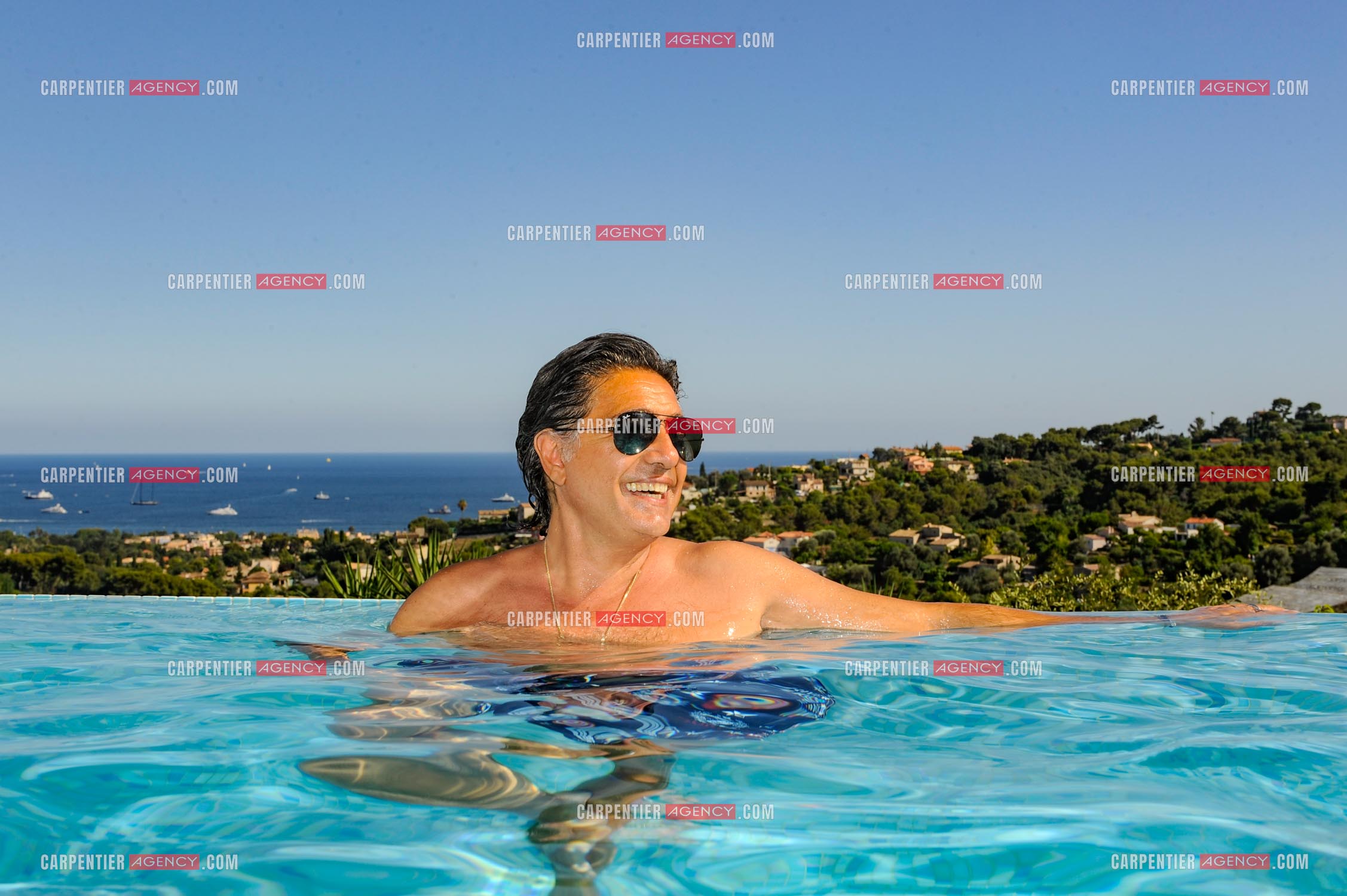 Le chanteur Frédéric François lors de ses vacances en famille dans sa résidence secondaire d'Antibes.  ( Exclusif )
