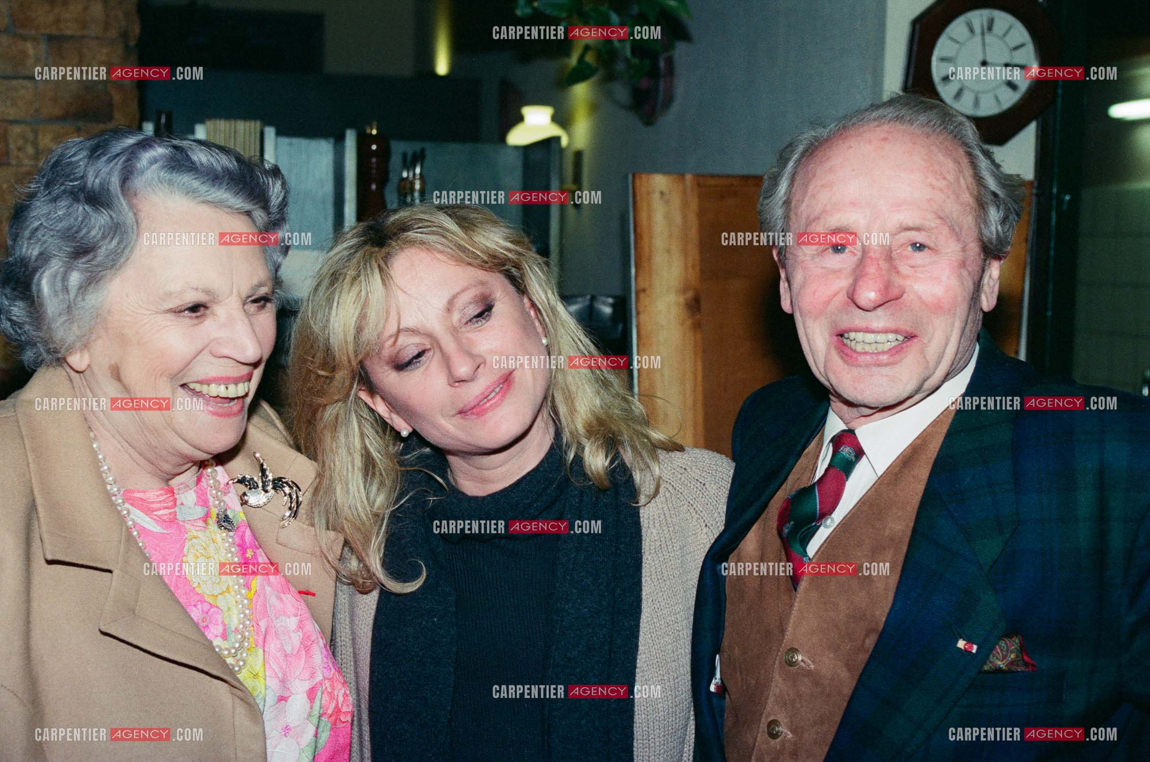 La chanteuse Véronique Sanson entre ses deux parents Colette et René Sanson.      ( Exclusif )