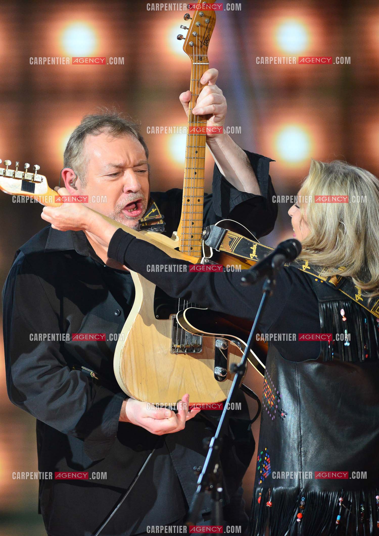 La chanteuse Véronique Sanson en concert en 2015. Ici avec Basile Leroux son guitariste.