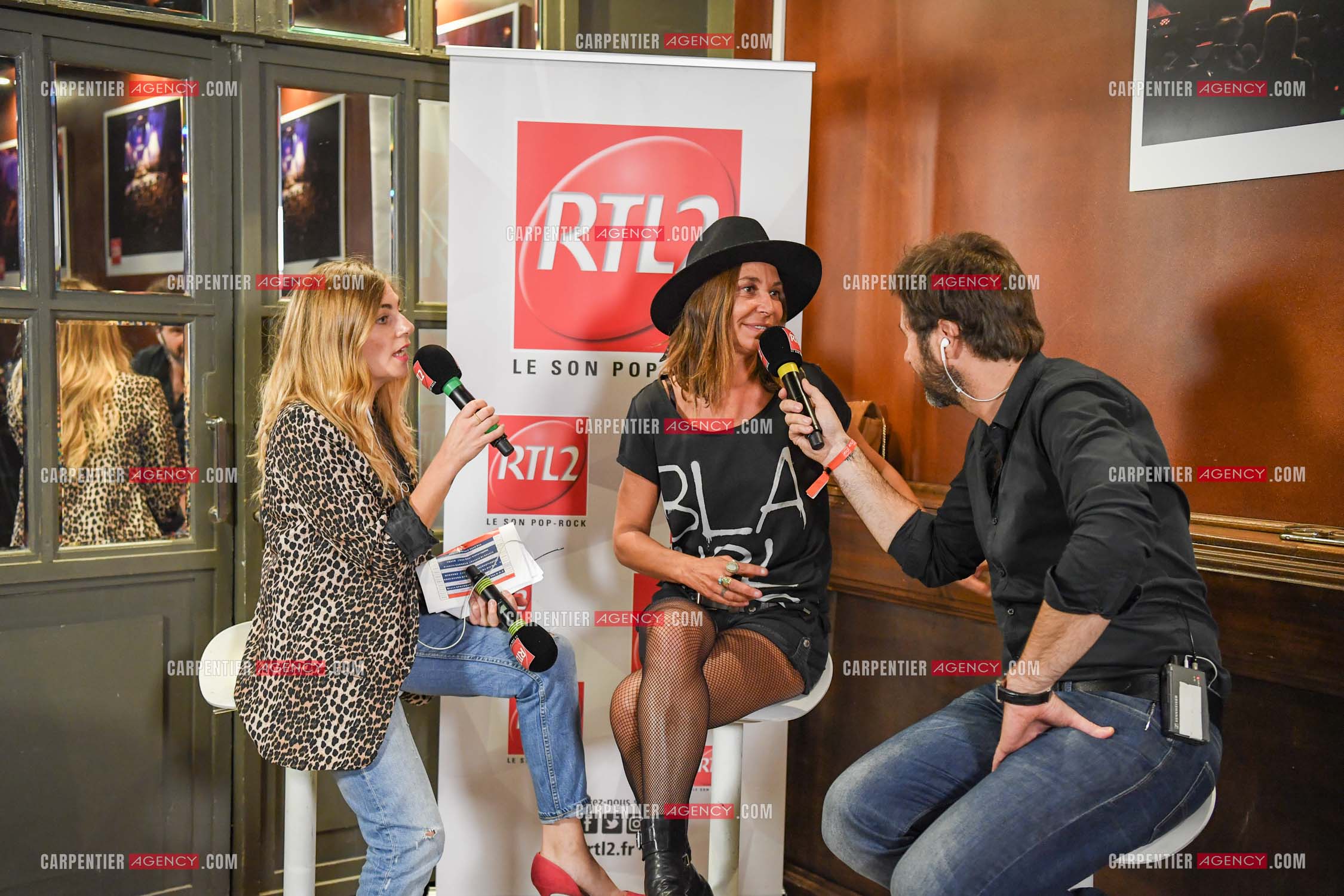La chanteuse Zazie en interview avec l'animateur radio pour RTL  Éric Jean-Jean avant son concert au TRIANON le 05 Oct 2018.        ( Exclusif )
