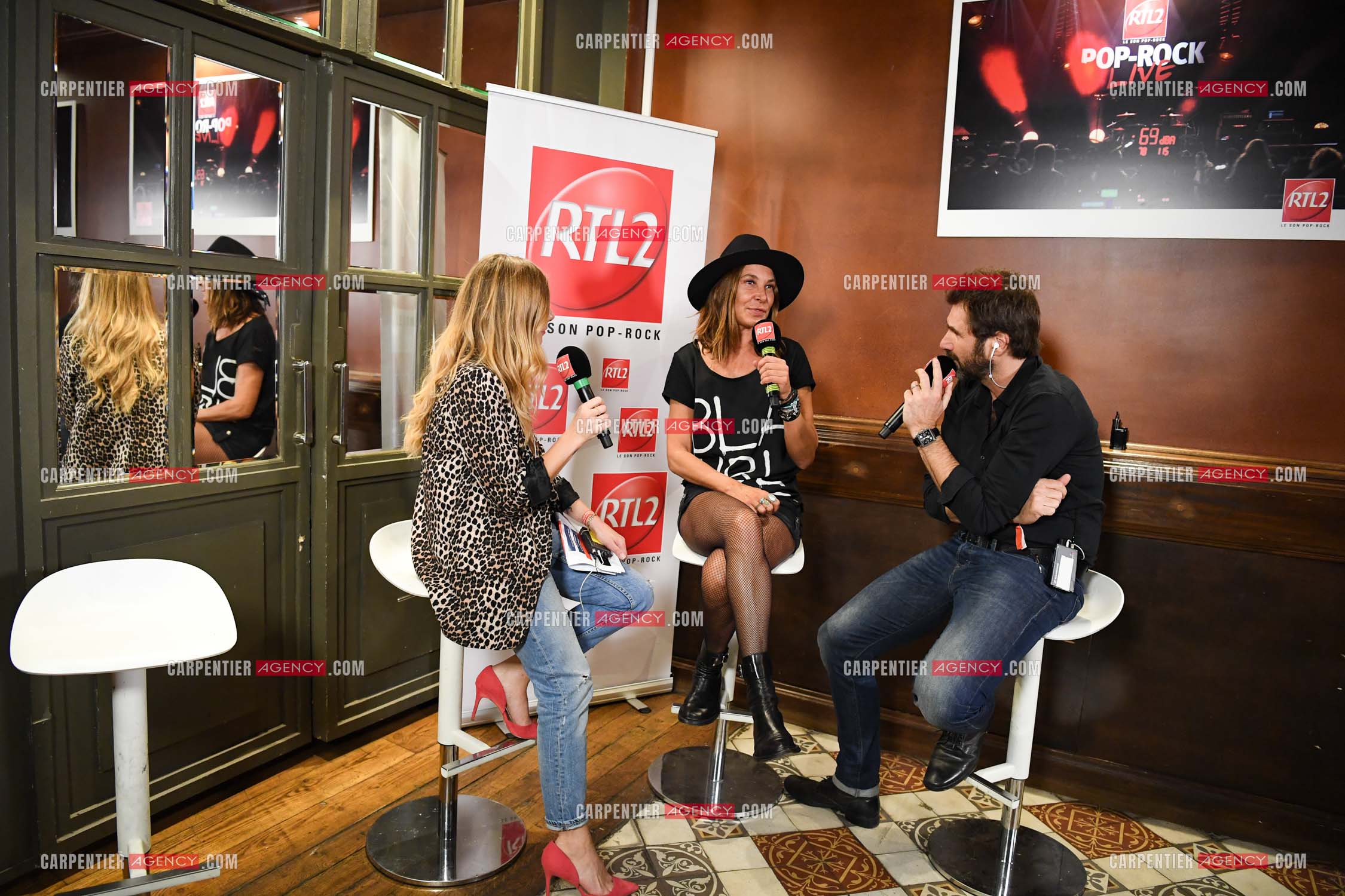 La chanteuse Zazie en interview avec l'animateur radio pour RTL  Éric Jean-Jean avant son concert au TRIANON le 05 Oct 2018.        ( Exclusif )