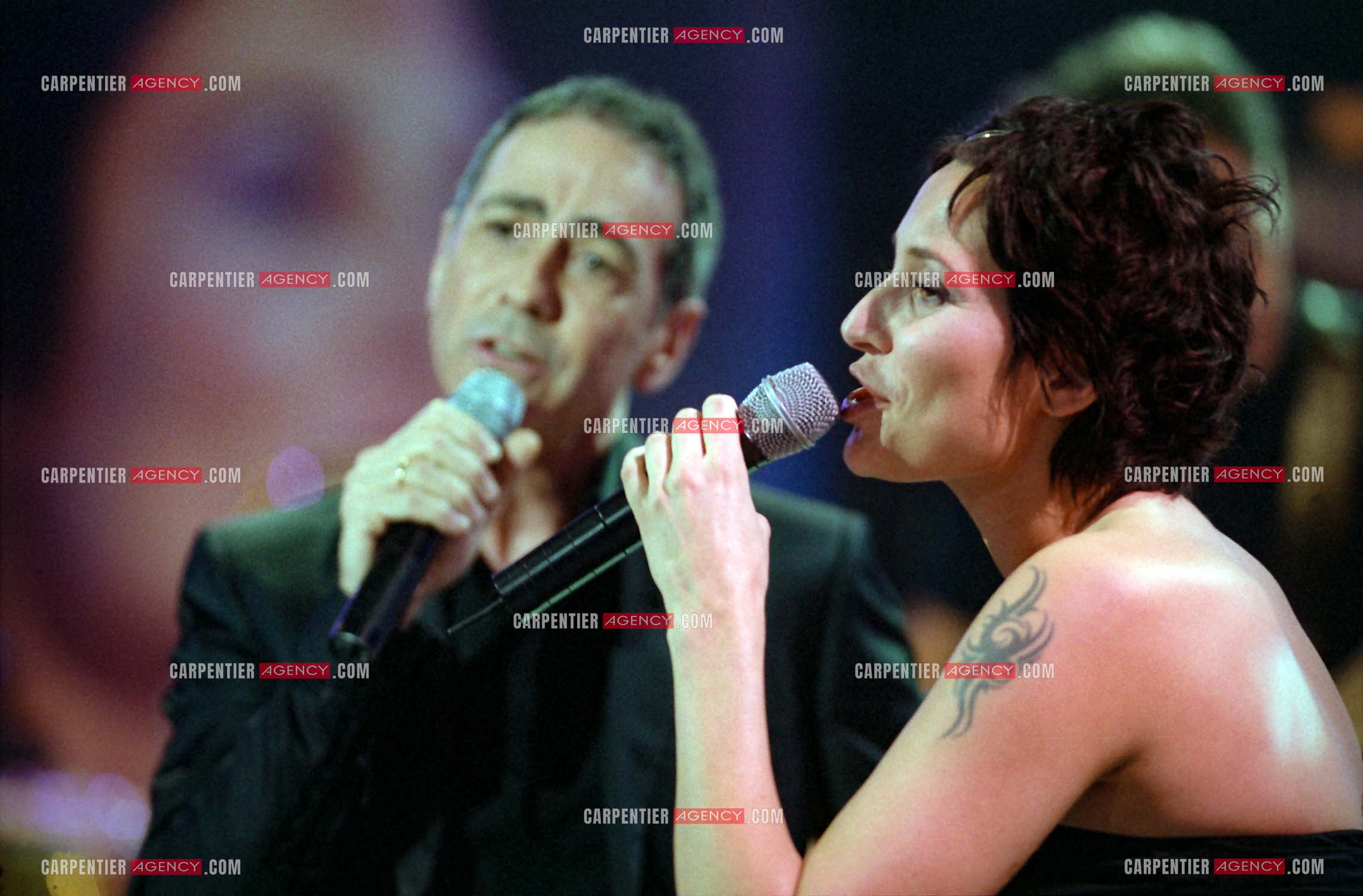 La chanteuse Zazie lors d'un duo avec le chanteur Alain Chamfort dans l'émission pour l'association " ELA “ le 13 mars 2002.  ( Exclusif )