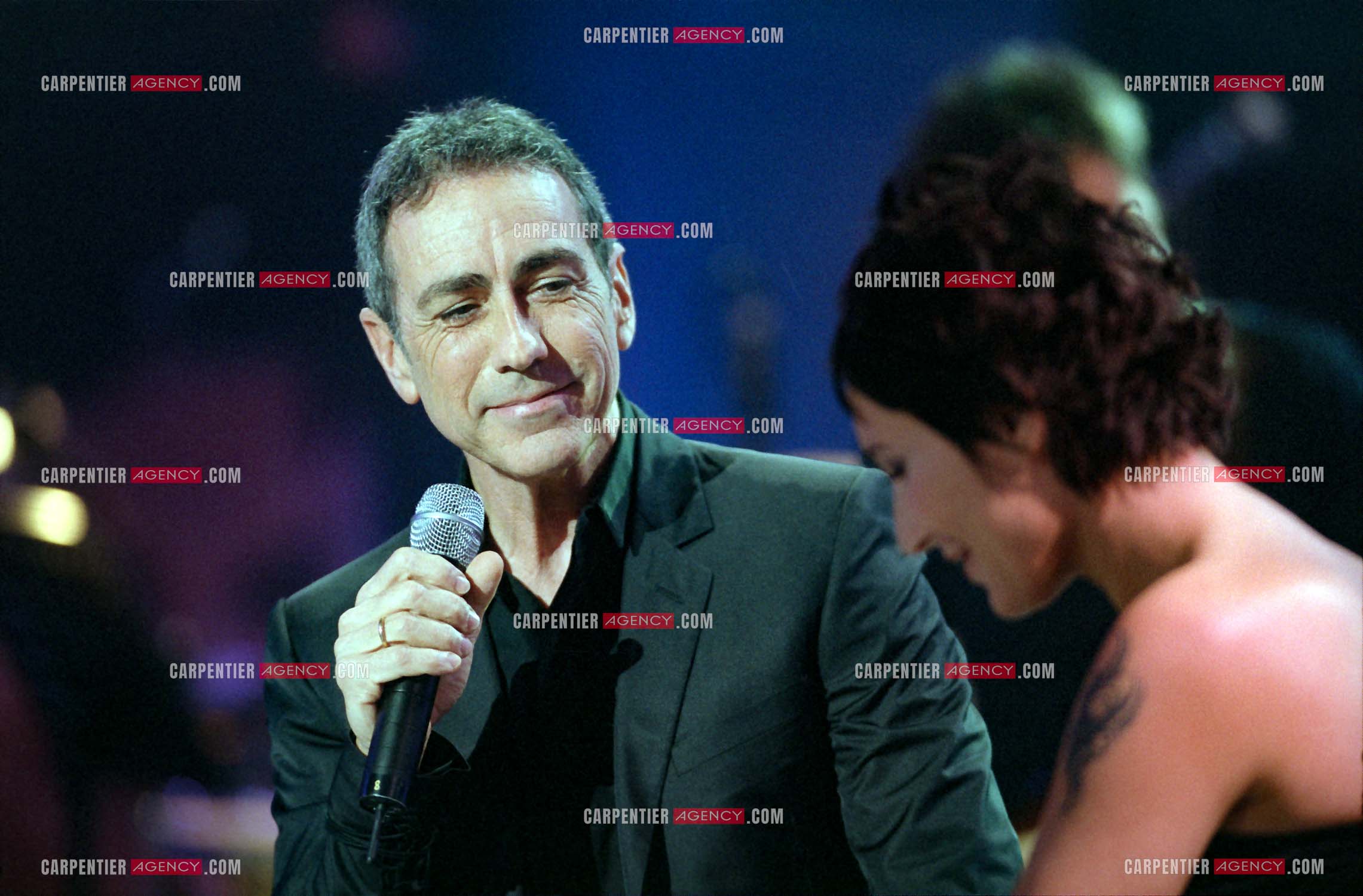 La chanteuse Zazie lors d'un duo avec le chanteur Alain Chamfort dans l'émission pour l'association " ELA “ le 13 mars 2002.  ( Exclusif )