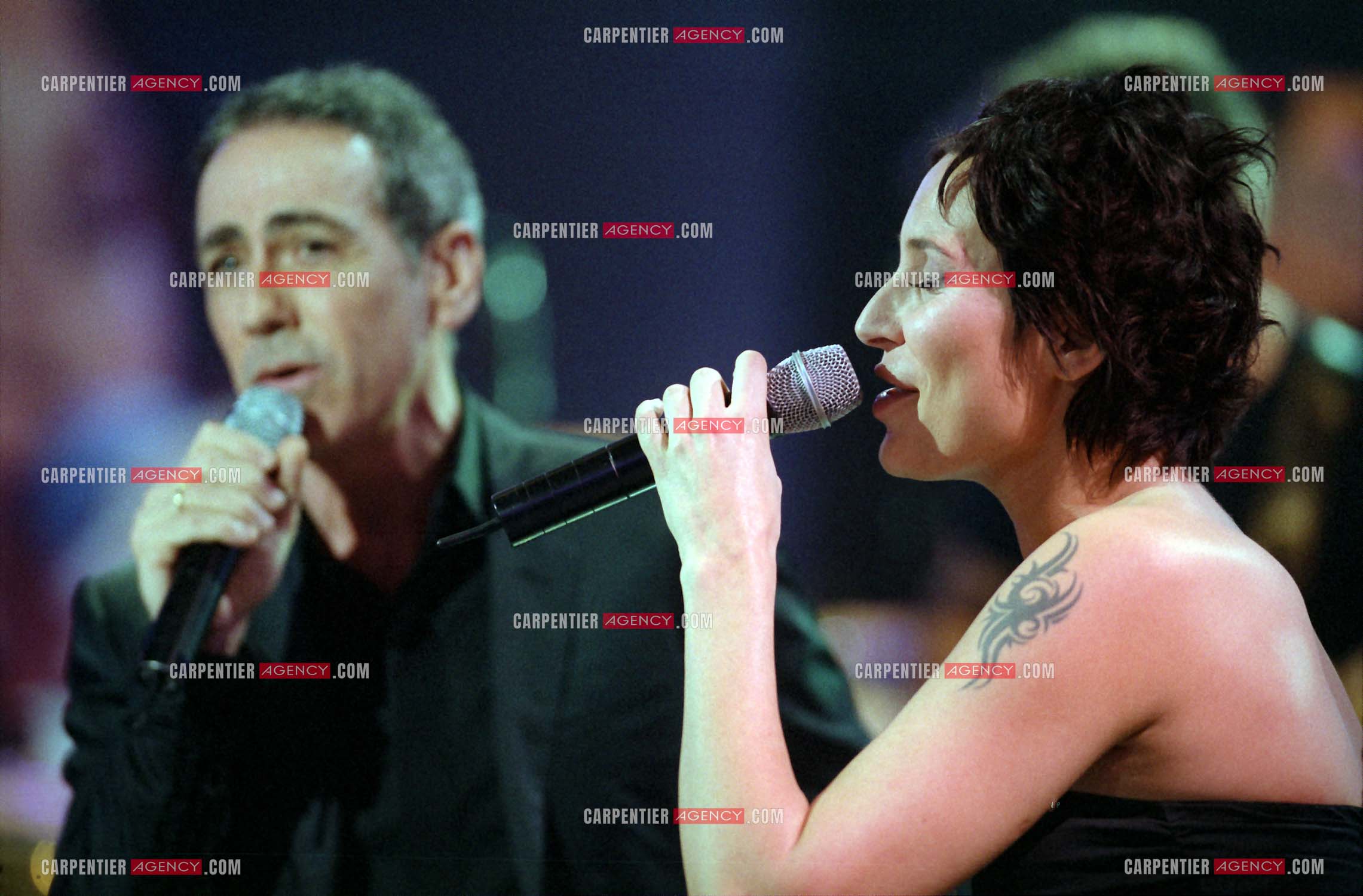 La chanteuse Zazie lors d'un duo avec le chanteur Alain Chamfort dans l'émission pour l'association " ELA “ le 13 mars 2002.  ( Exclusif )