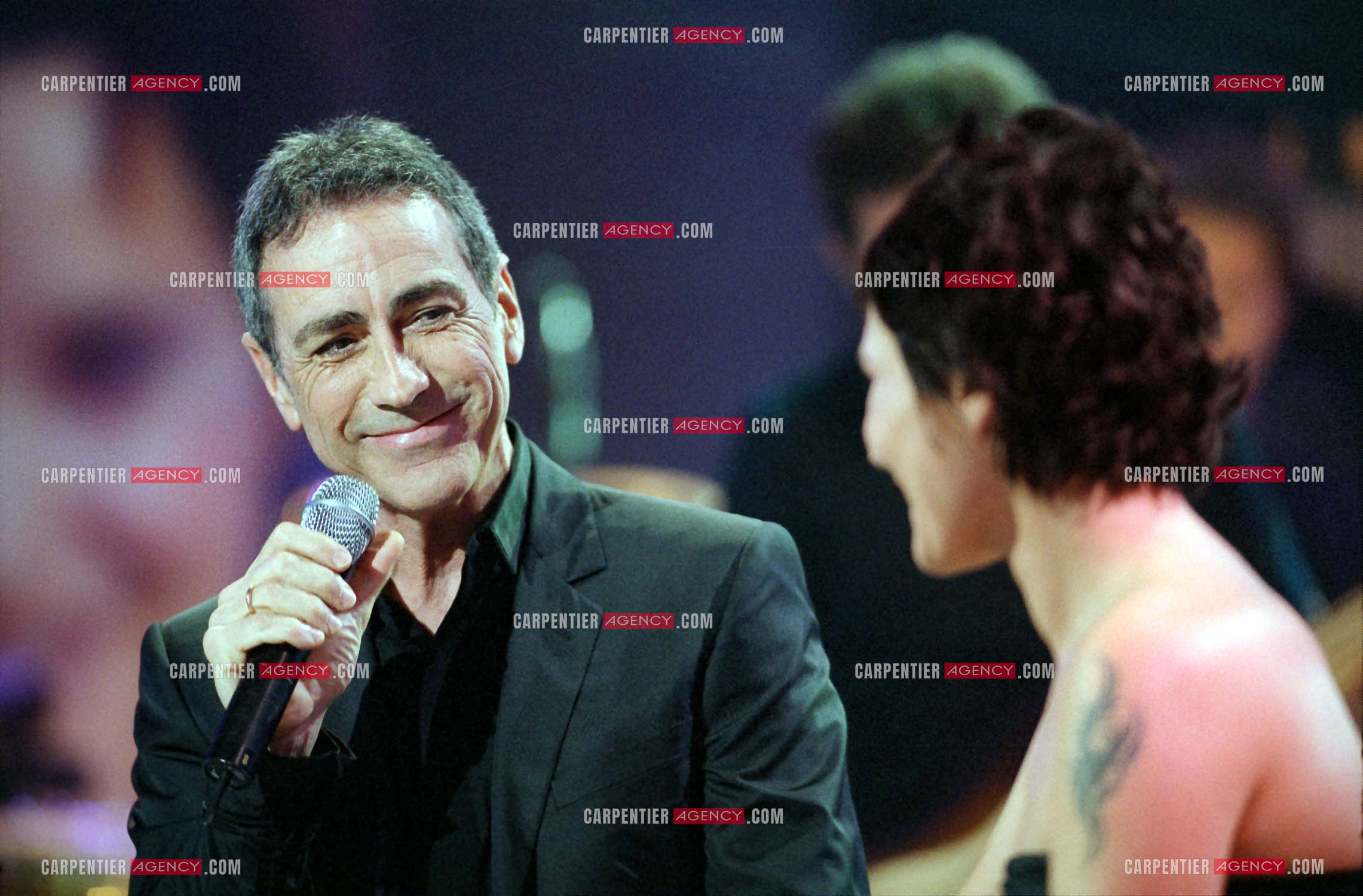 La chanteuse Zazie lors d'un duo avec le chanteur Alain Chamfort dans l'émission pour l'association " ELA “ le 13 mars 2002.  ( Exclusif )