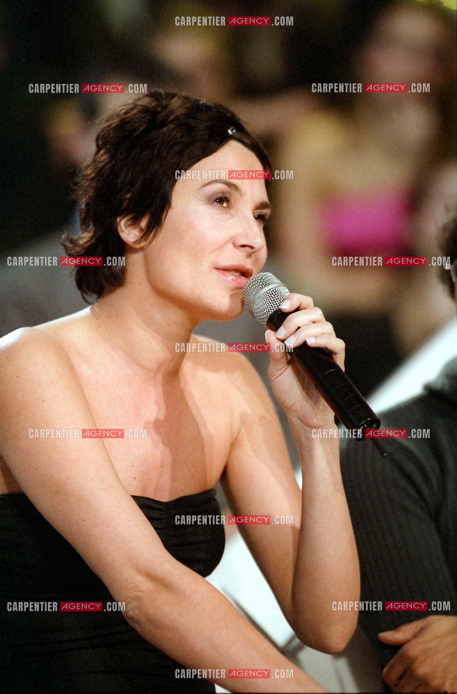 La chanteuse Zazie invitée de  l'émission pour l'association " ELA “ le 13 mars 2002.            ( Exclusif )