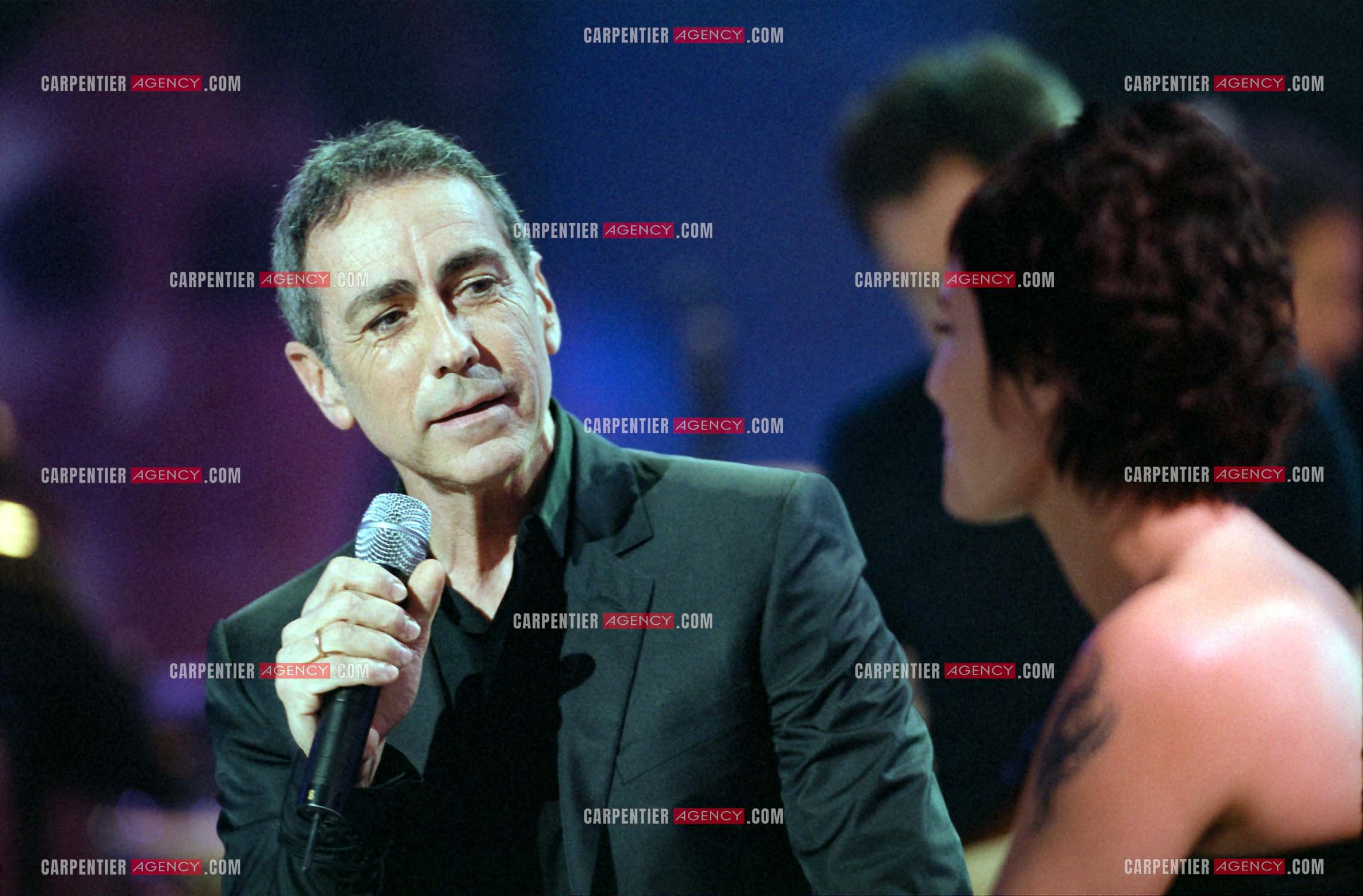 La chanteuse Zazie lors d'un duo avec le chanteur Alain Chamfort dans l'émission pour l'association " ELA “ le 13 mars 2002.  ( Exclusif )