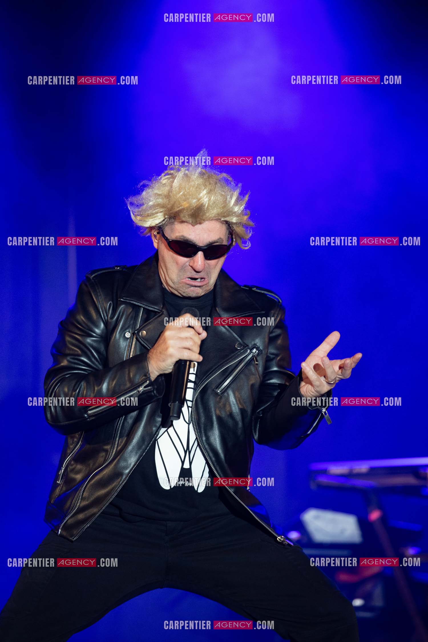 L'humoriste Yves Pujol en concert avec son groupe AIOLI dans le Var.Imitation de Johnny Hallyday. ( Exclusif )