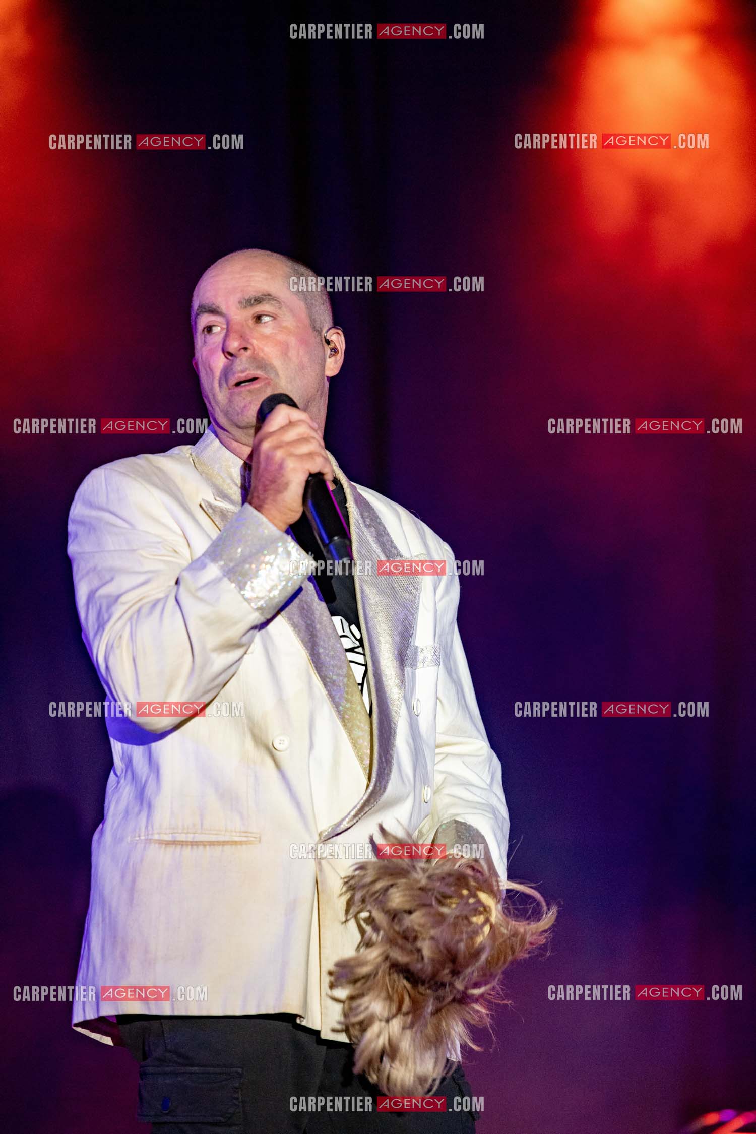 L'humoriste Yves Pujol en concert avec son groupe AIOLI dans le Var.Imitation de Claude François. ( Exclusif )