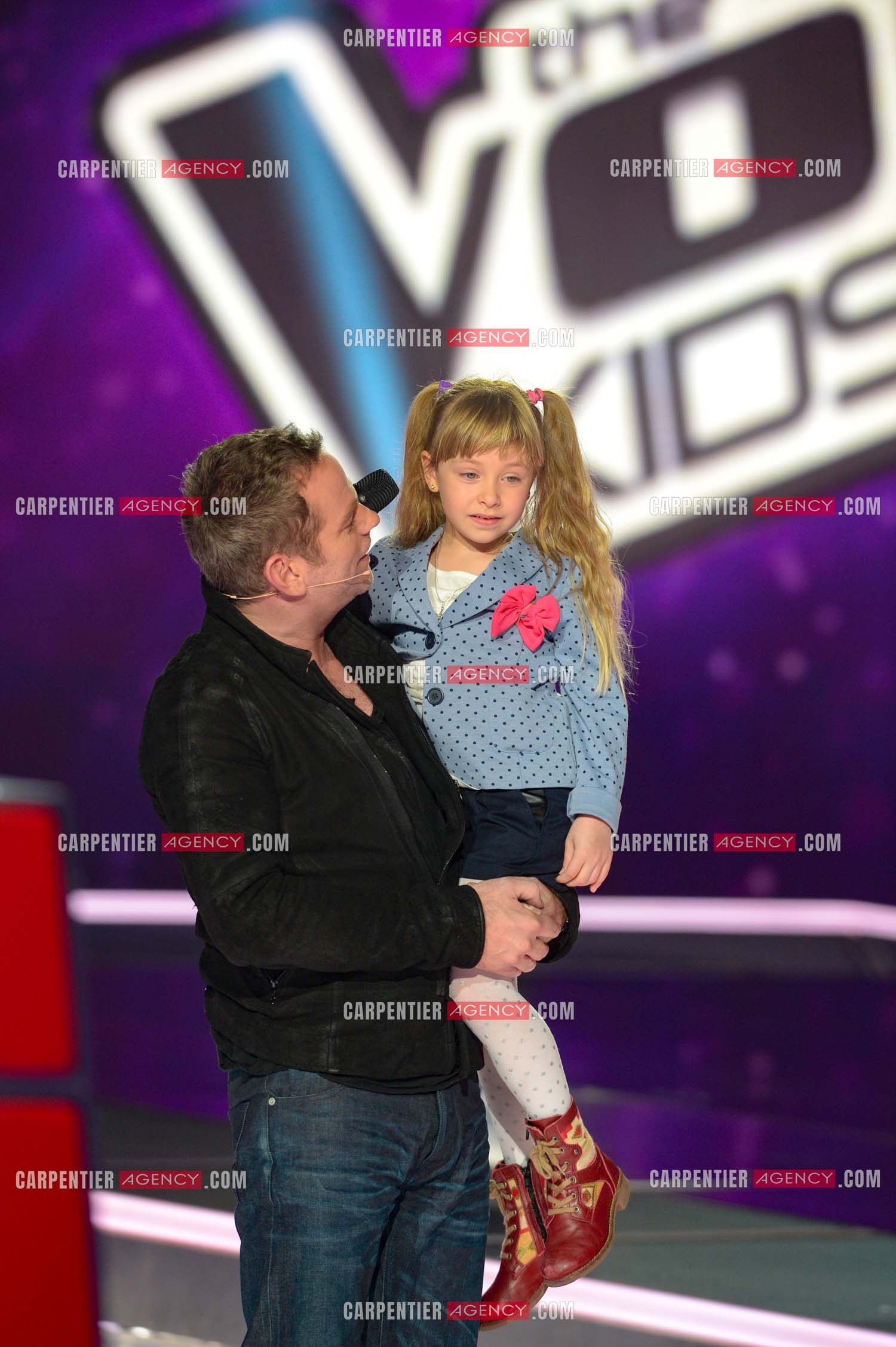 Le chanteur Garou coach  dans l'émission The Voice saison 2. Ici, avec la petite Gloria.       ( Exclusif )
