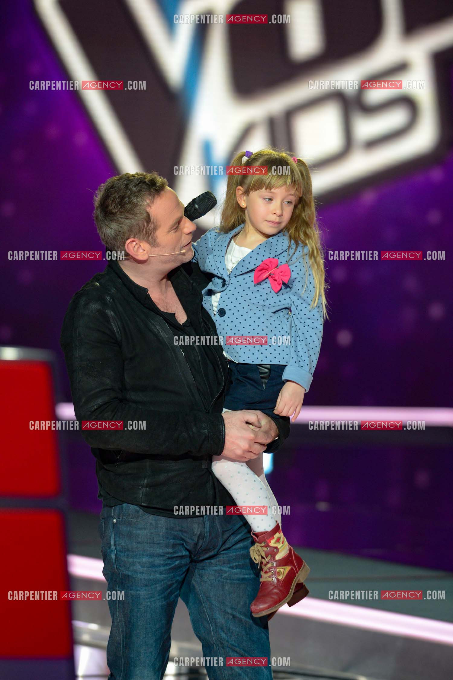 Le chanteur Garou coach  dans l'émission The Voice saison 2. Ici, avec la petite Gloria.       ( Exclusif )