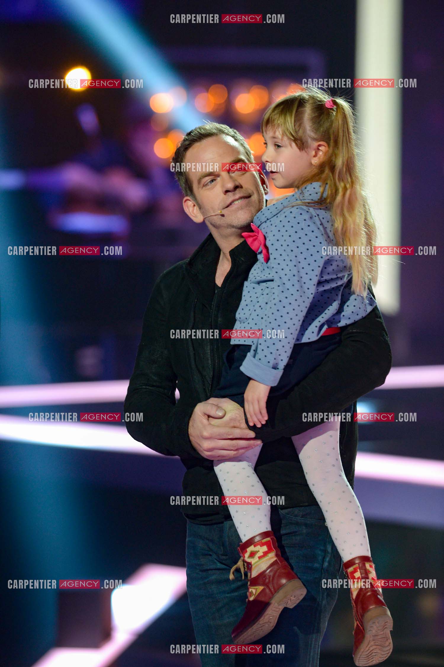Le chanteur Garou coach  dans l'émission The Voice saison 2. Ici, avec la petite Gloria.       ( Exclusif )