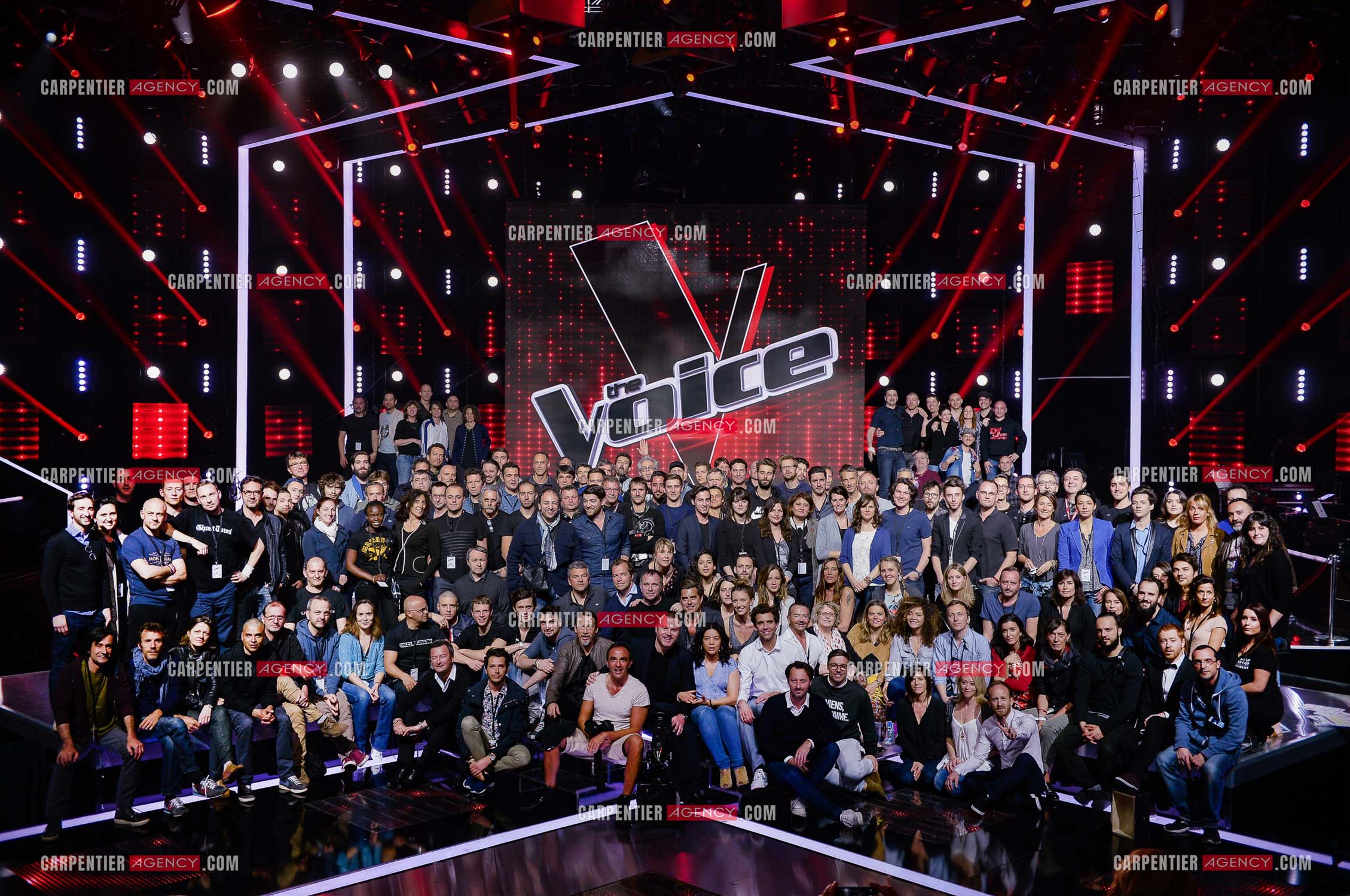 Saison 4 de l'émission The Voice en 2015. Photo de toute la production. Les coachs (Florent Pagny, Mika, Jenifer et Zazie), Nikos Aliagas, les talents, la production, les réalisateurs et tous le staff.   ( Exclusif )