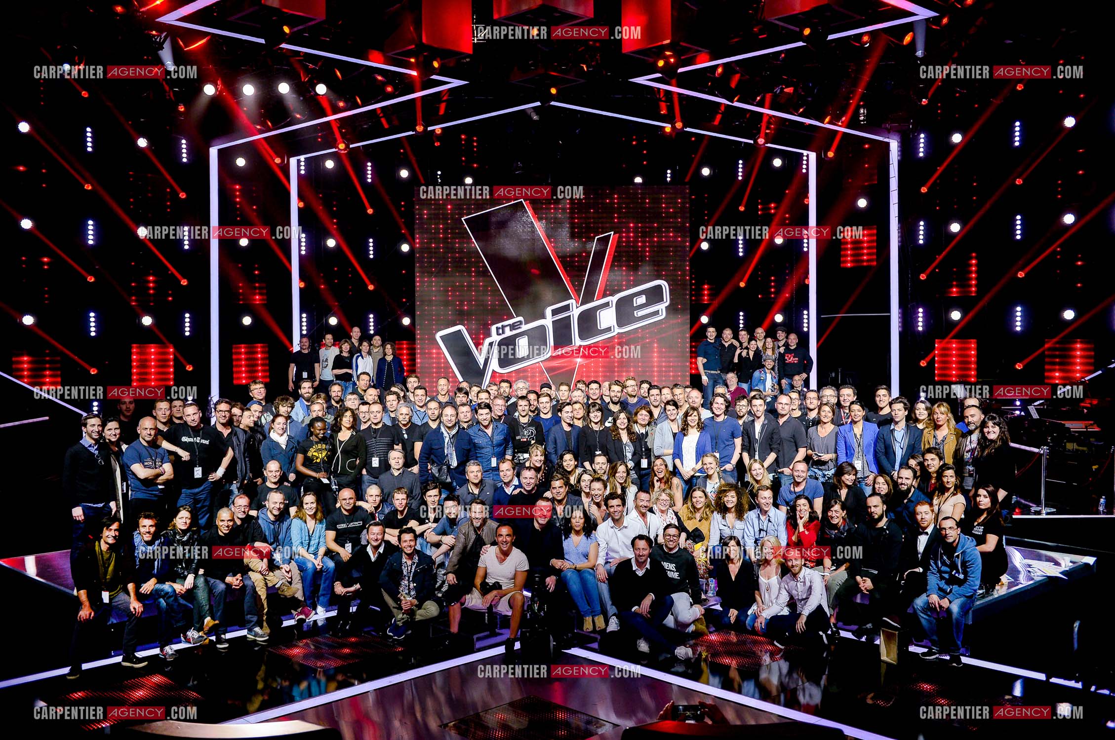 Saison 4 de l'émission The Voice en 2015. Photo de toute la production. Les coachs (Florent Pagny, Mika, Jenifer et Zazie), Nikos Aliagas, les talents, la production, les réalisateurs et tous le staff.   ( Exclusif )