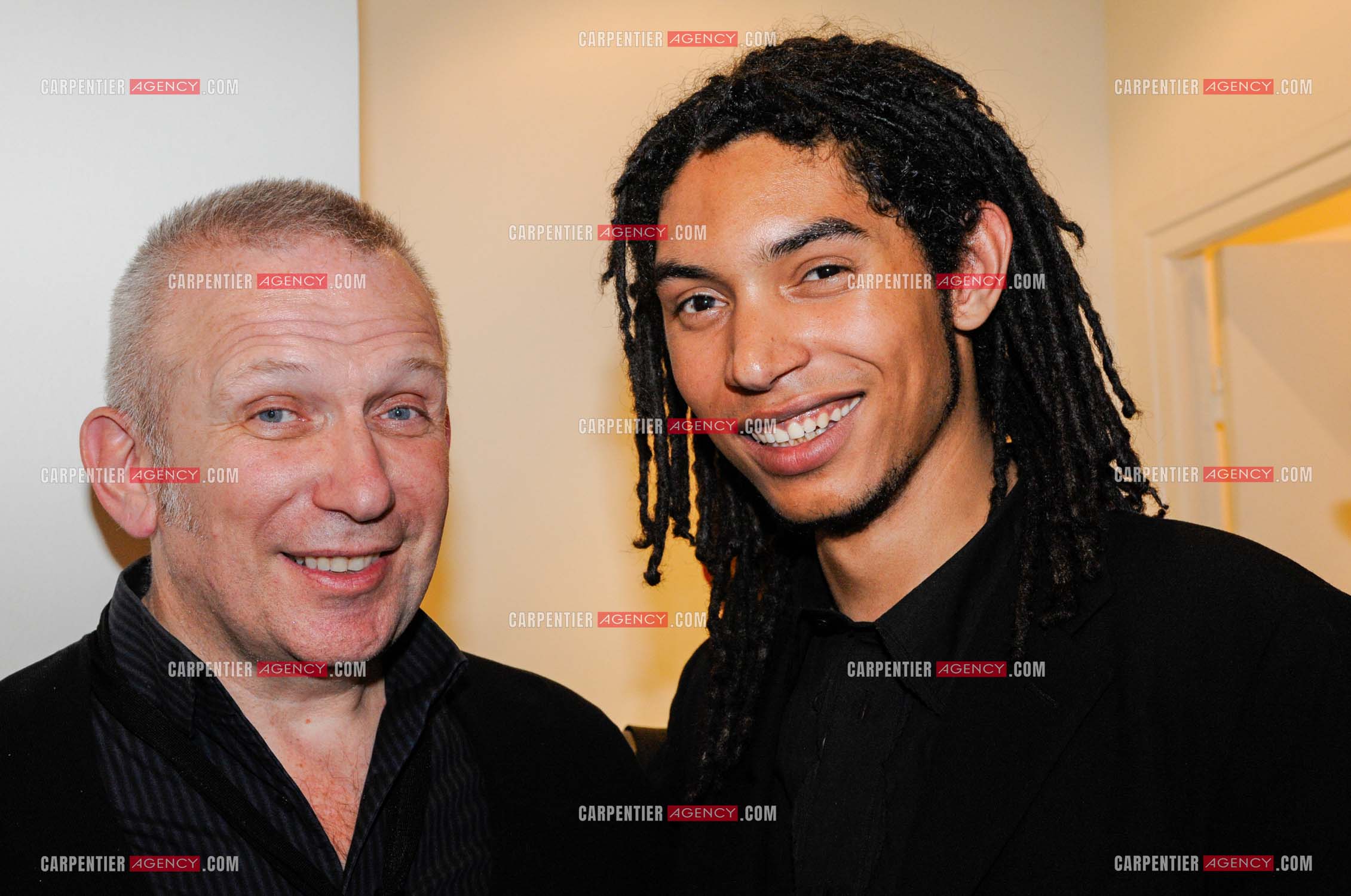 La chanteuse Grace Jones en concert au Grand Rex à Paris le 23 mars 2009. Dans sa loge, son fils Paulo Goude avec le couturier Jean-Paul Gaultier.  ( Exclusif )