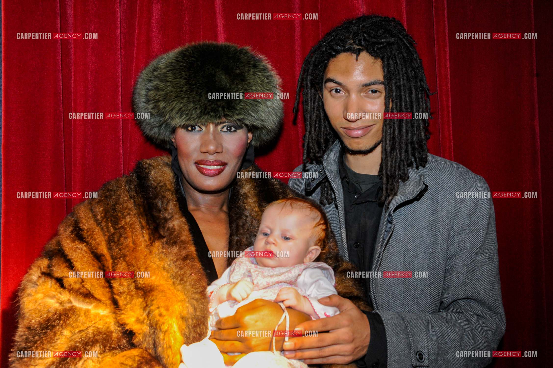 La chanteuse Grace Jones en concert à Bruxelles le 16 mars 2009. Dans les loges, la chanteuse Grace Jones présente sa petite famille, avec son fils Paulo Goude et  sa petite fille Athena. ( Exclusif )