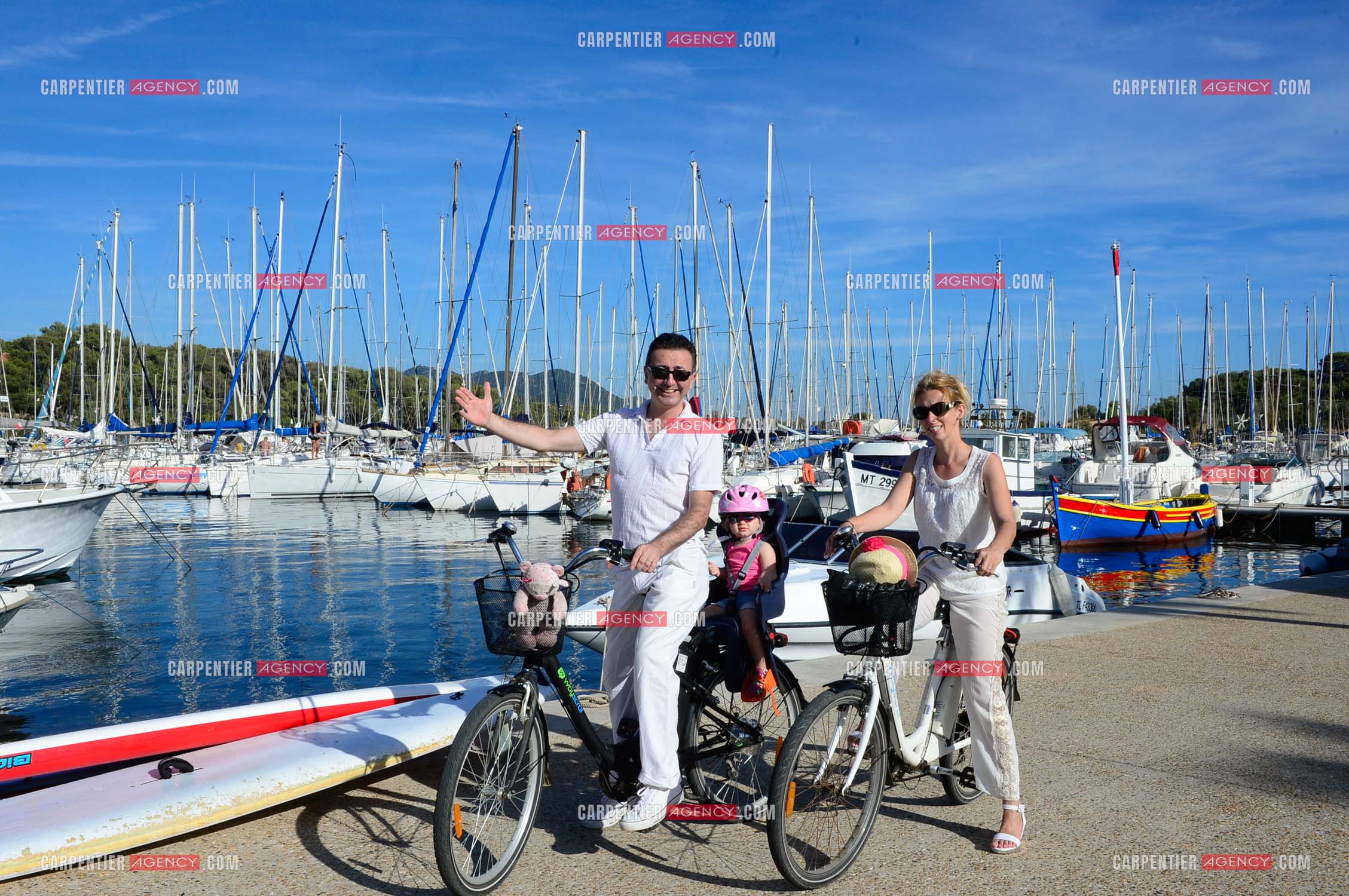 L'humoriste imitateur Gérald Dahan lors de ses vacances en famille avec sa femme Claire et leur fille Elisa sur L'île des Embiez dans le Var.    ( Exclusif )