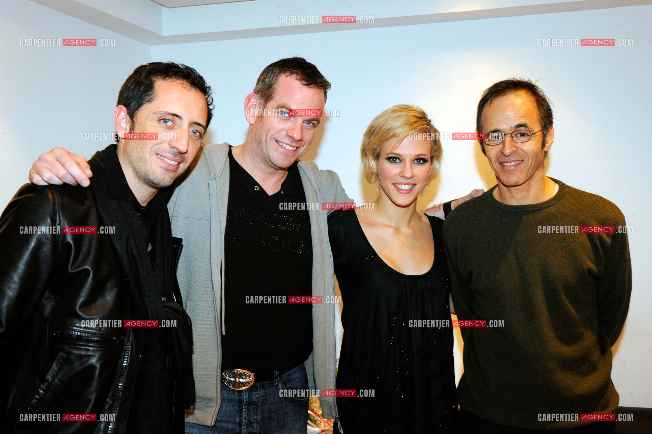 La chanteuse Lorie Pester dans sa loge à Marseille pour la dernière date de sa tournée 2008. Autour de Lorie, Gad Elmaleh, Garou et Jean-Jacques Goldman.     ( Exclusif )