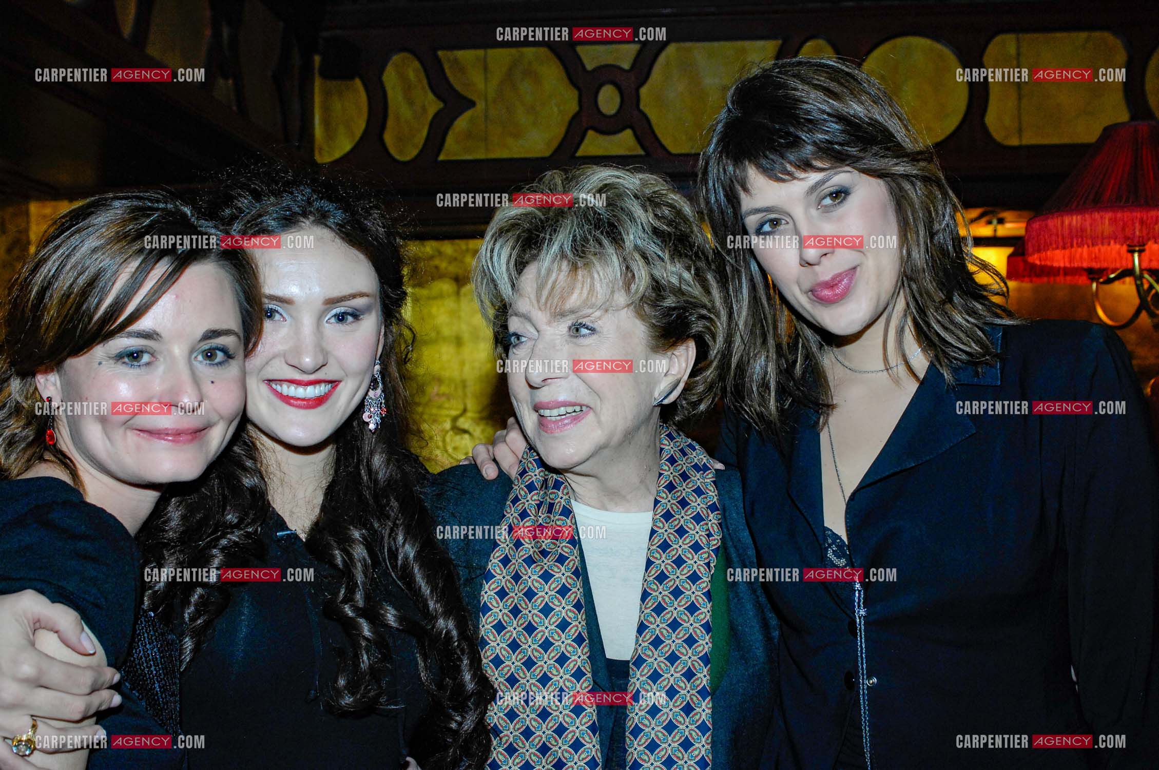 Générale de la pièce “ Les Demoiselles D'Avignon “ de Jaime Salom au théâtre Rive Gauche à Paris le 06 Février 2008. Dans les loges, l'actrice    Marthe Mercadier entourée des comédiènnes Christelle Reboul, Laura Presgurvic et Serena Reinaldi. ( Exclusif )