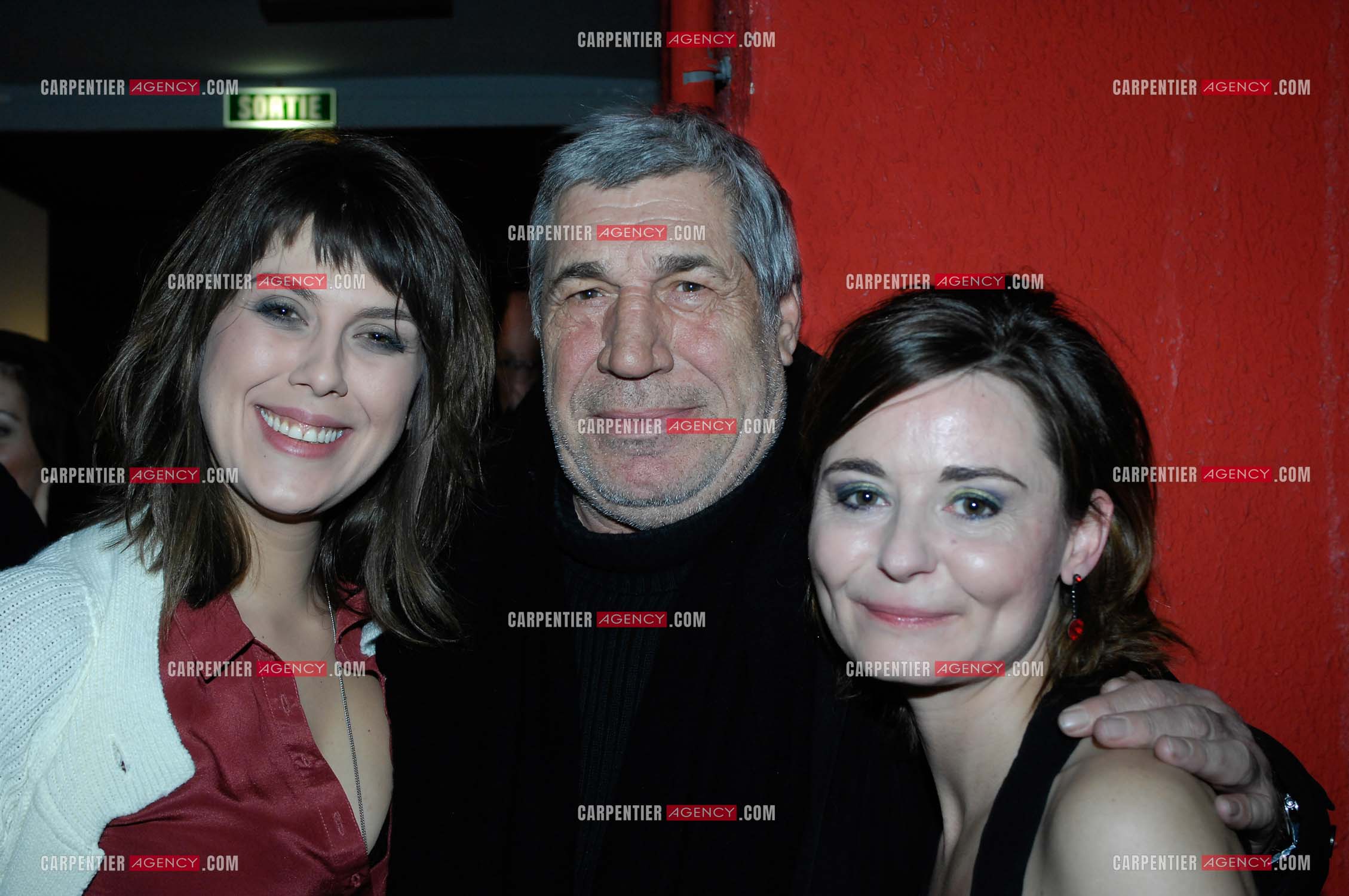 La pièce “ Les Demoiselles D'Avignon “ au théâtre Rive Gauche à Paris le 09 Février 2008. Dans les loges, l'acteur Jean-Pierre Castaldi entouré des comédiènnes Serena Reinaldi et Christelle Reboul. ( Exclusif )
