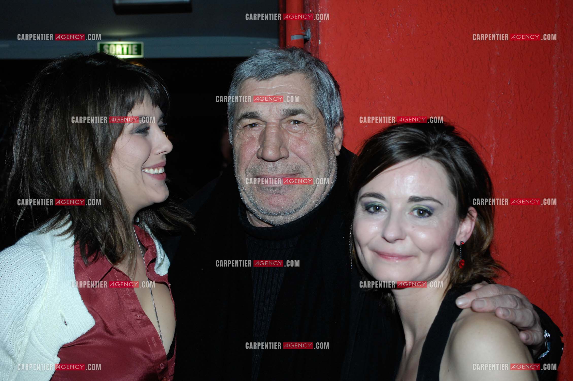 La pièce “ Les Demoiselles D'Avignon “ au théâtre Rive Gauche à Paris le 09 Février 2008. Dans les loges, l'acteur Jean-Pierre Castaldi entouré des comédiènnes Serena Reinaldi et Christelle Reboul. ( Exclusif )