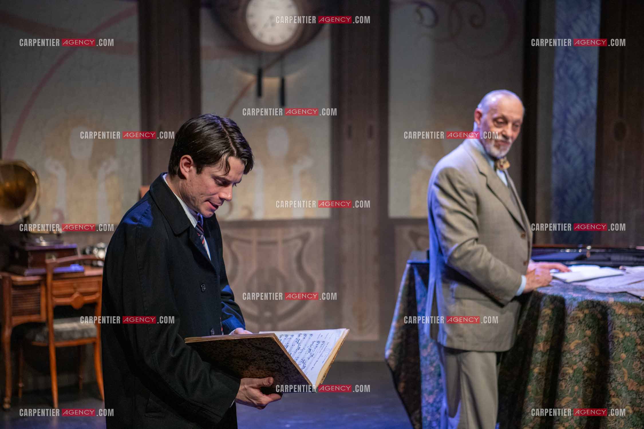 Filage de la pièce “ VIEILLES CHANSONS MALÉFIQUES “ au théâtre Le Chien Qui Fume à Avignon. Pièce interprétée par Tom Novembre et Nicolas Verdier. ( Exclusif )