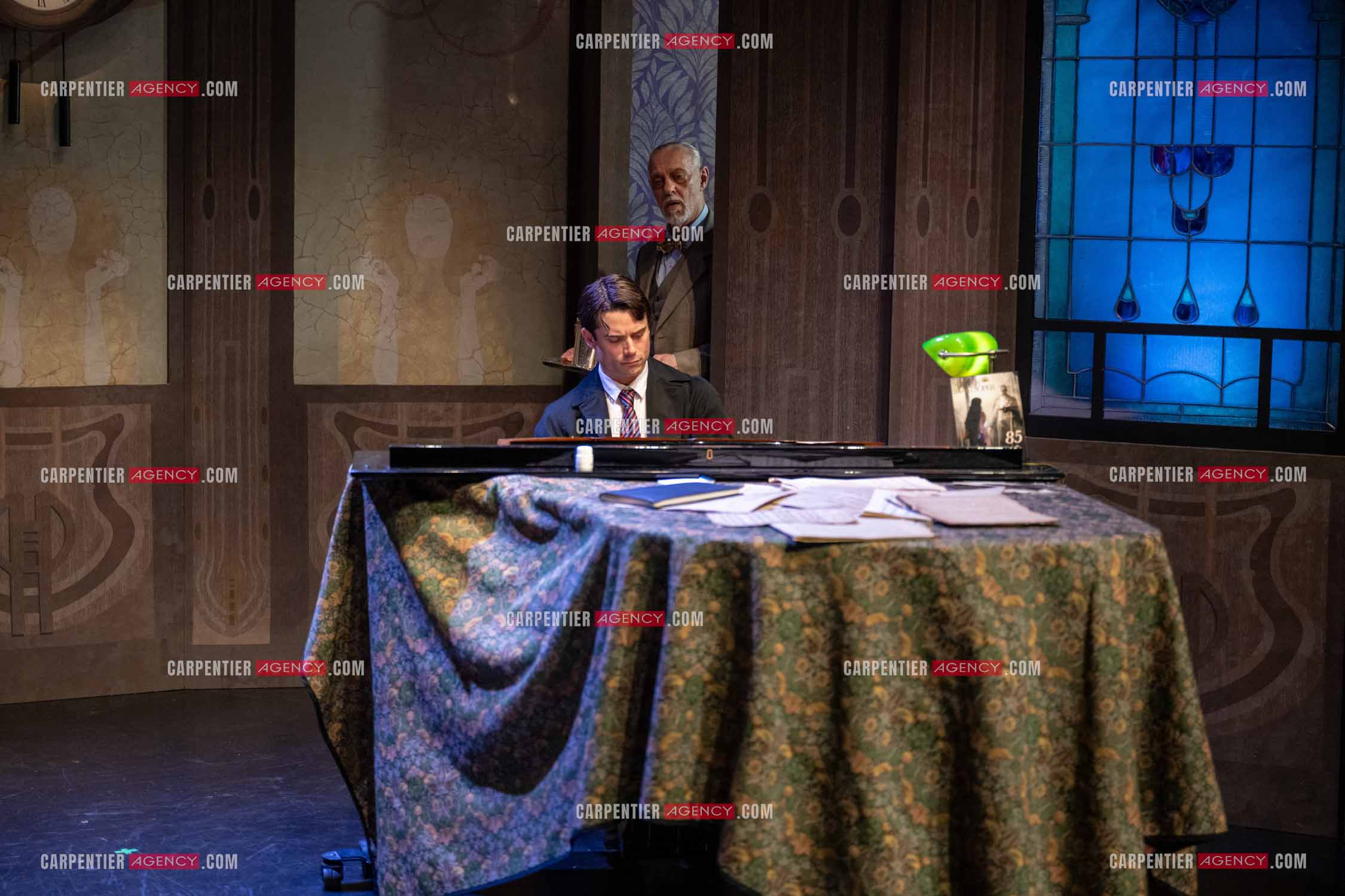 Filage de la pièce “ VIEILLES CHANSONS MALÉFIQUES “ au théâtre Le Chien Qui Fume à Avignon. Pièce interprétée par Tom Novembre et Nicolas Verdier. ( Exclusif )