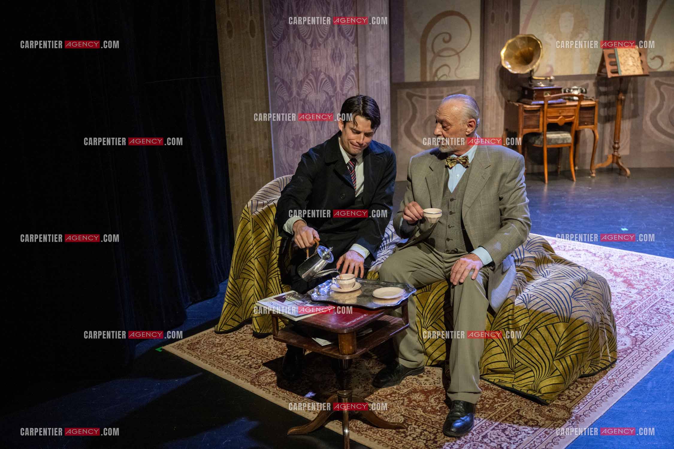 Filage de la pièce “ VIEILLES CHANSONS MALÉFIQUES “ au théâtre Le Chien Qui Fume à Avignon. Pièce interprétée par Tom Novembre et Nicolas Verdier. ( Exclusif )