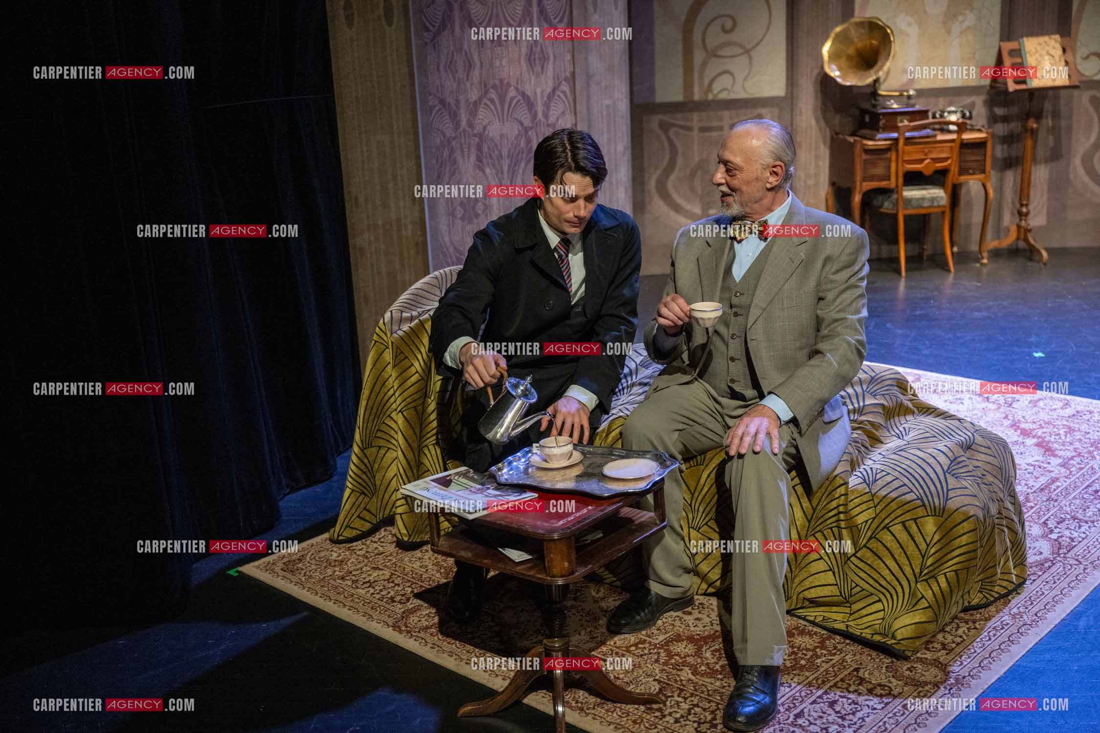 Filage de la pièce “ VIEILLES CHANSONS MALÉFIQUES “ au théâtre Le Chien Qui Fume à Avignon. Pièce interprétée par Tom Novembre et Nicolas Verdier. ( Exclusif )