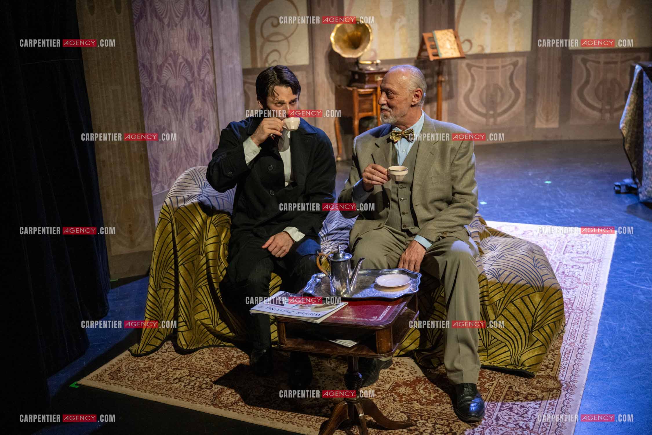 Filage de la pièce “ VIEILLES CHANSONS MALÉFIQUES “ au théâtre Le Chien Qui Fume à Avignon. Pièce interprétée par Tom Novembre et Nicolas Verdier. ( Exclusif )