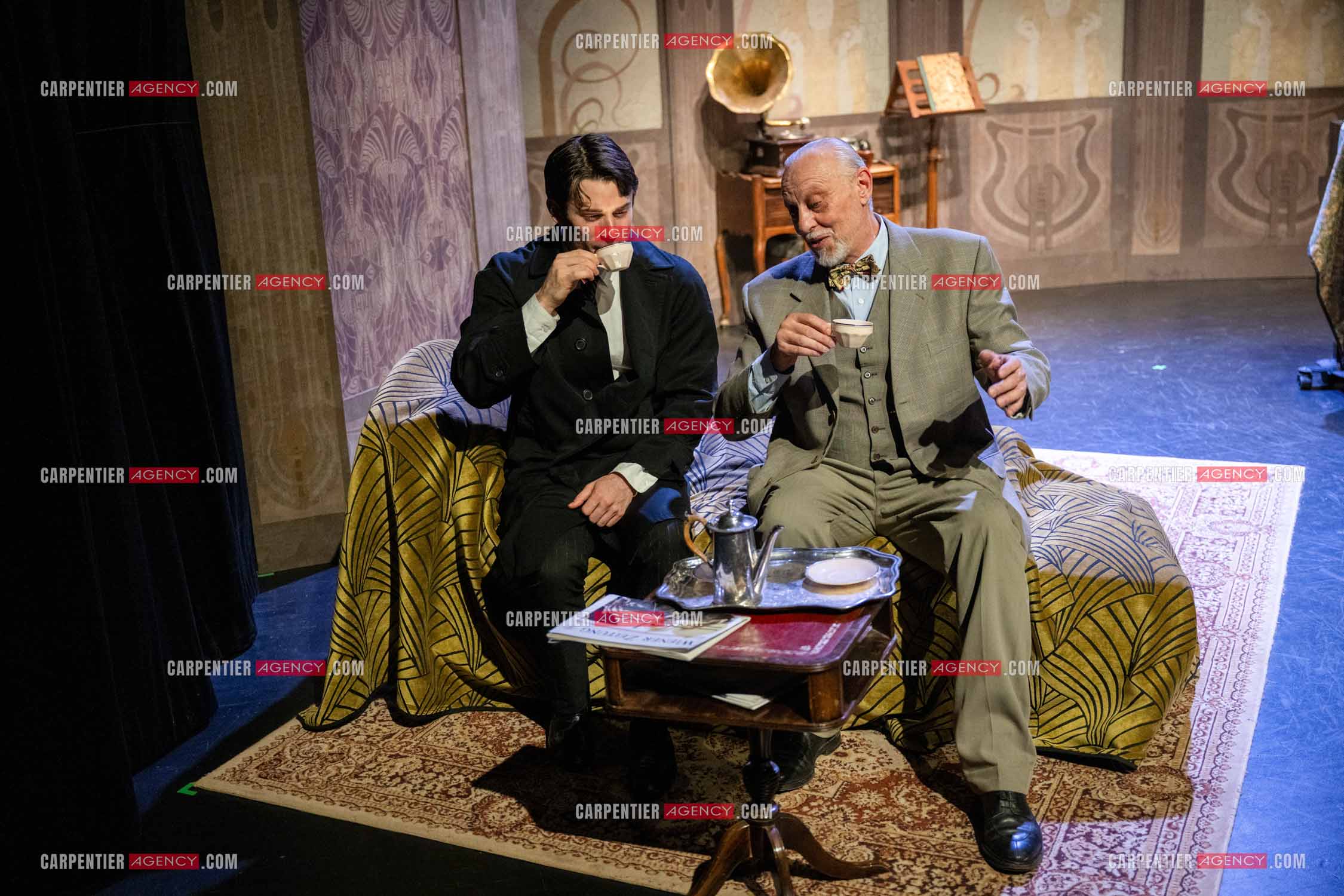 Filage de la pièce “ VIEILLES CHANSONS MALÉFIQUES “ au théâtre Le Chien Qui Fume à Avignon. Pièce interprétée par Tom Novembre et Nicolas Verdier. ( Exclusif )